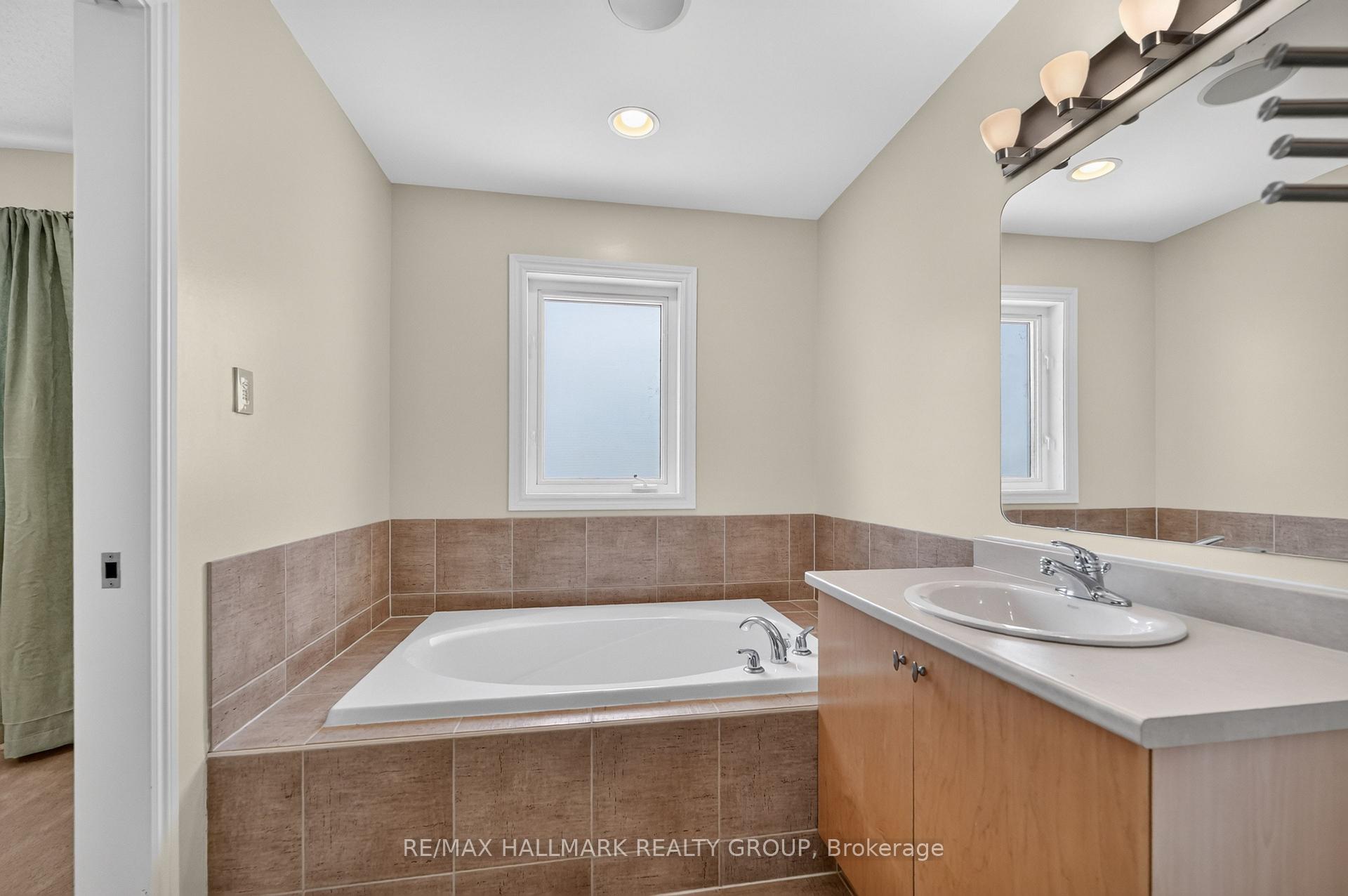 Photo 19 of 2028 Melette Crescent, Ottawa, Avalon East — HOMEH