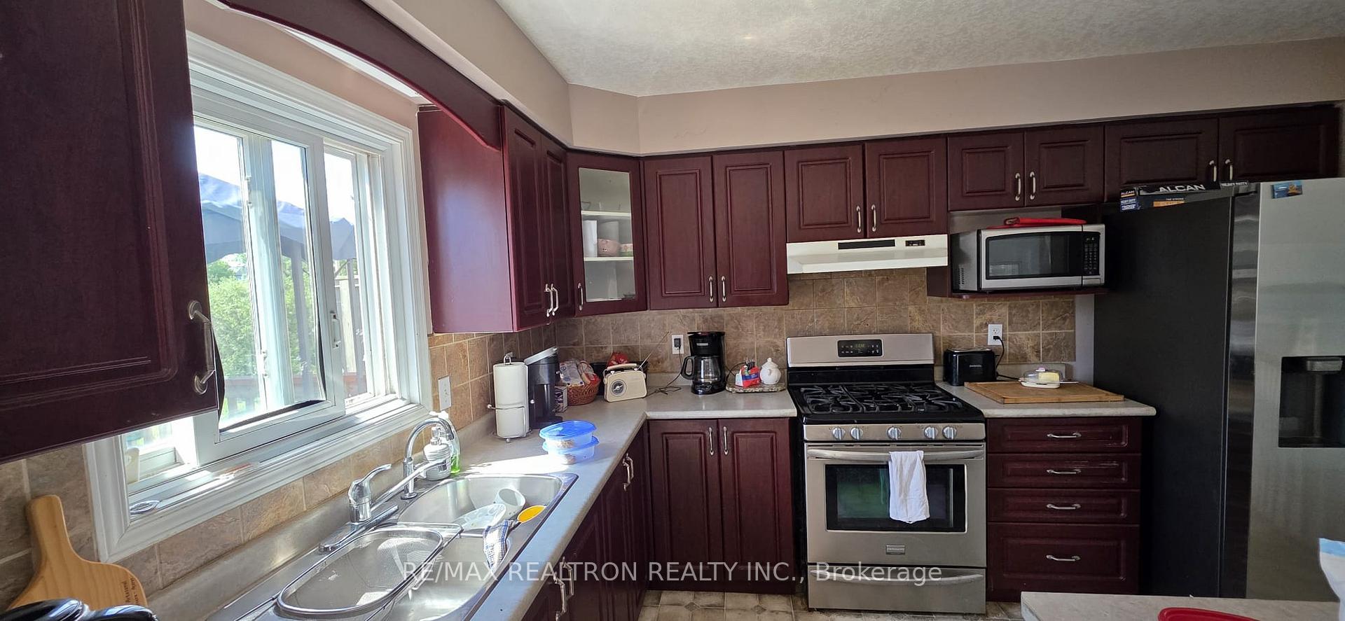 Photo 10 of 123 West Meadow Drive, Kitchener, Highland West — HOMEH