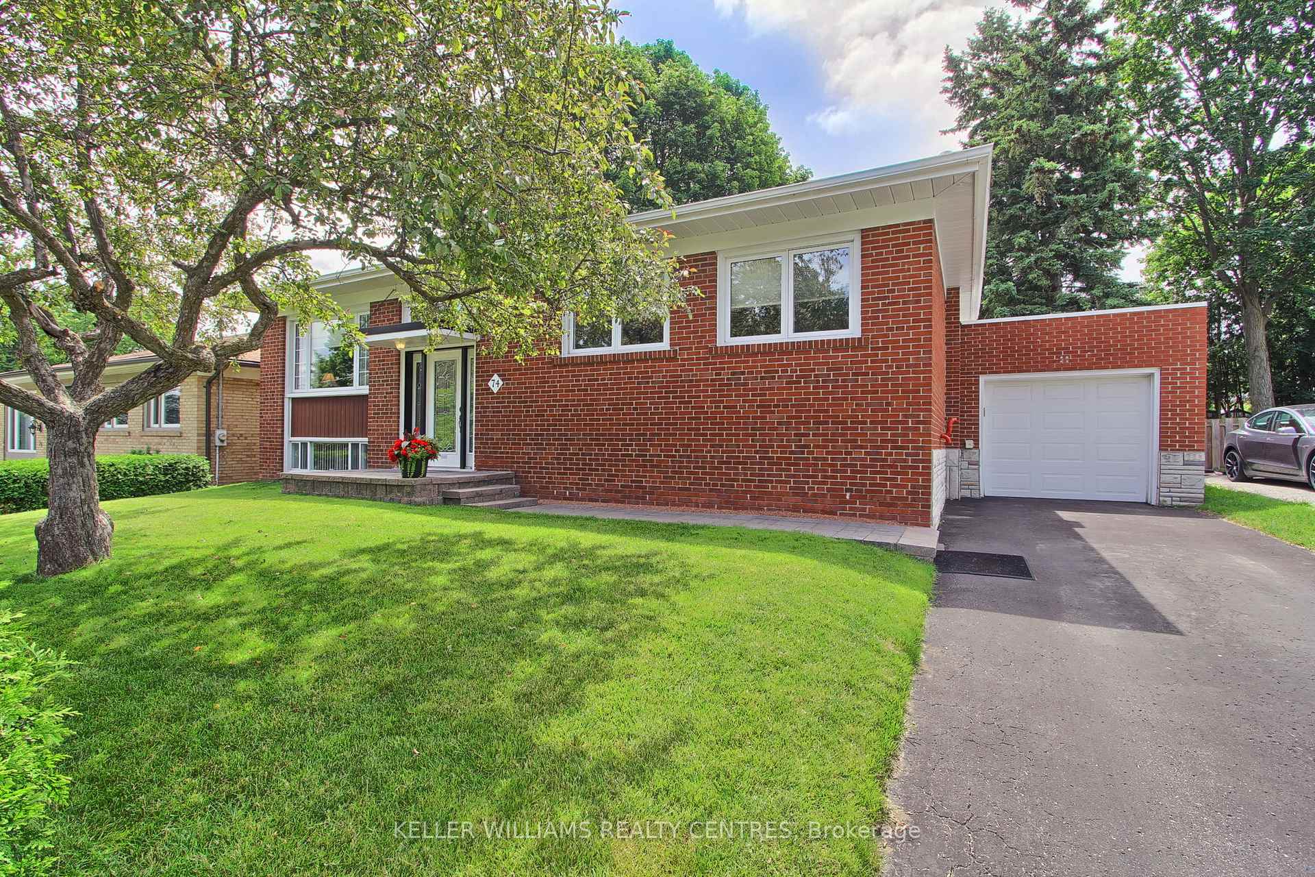 Photo 2 of 74 Boothbay Crescent, Newmarket, Central Newmarket — HOMEH
