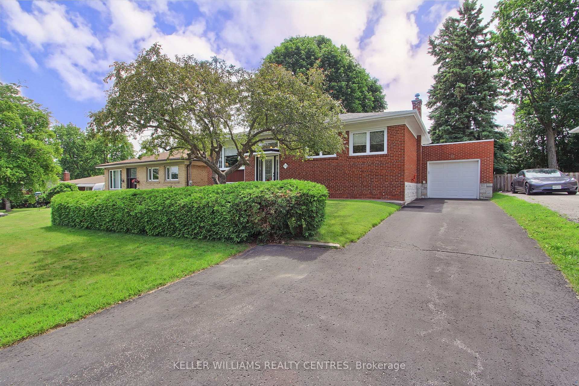 Photo 4 of 74 Boothbay Crescent, Newmarket, Central Newmarket — HOMEH