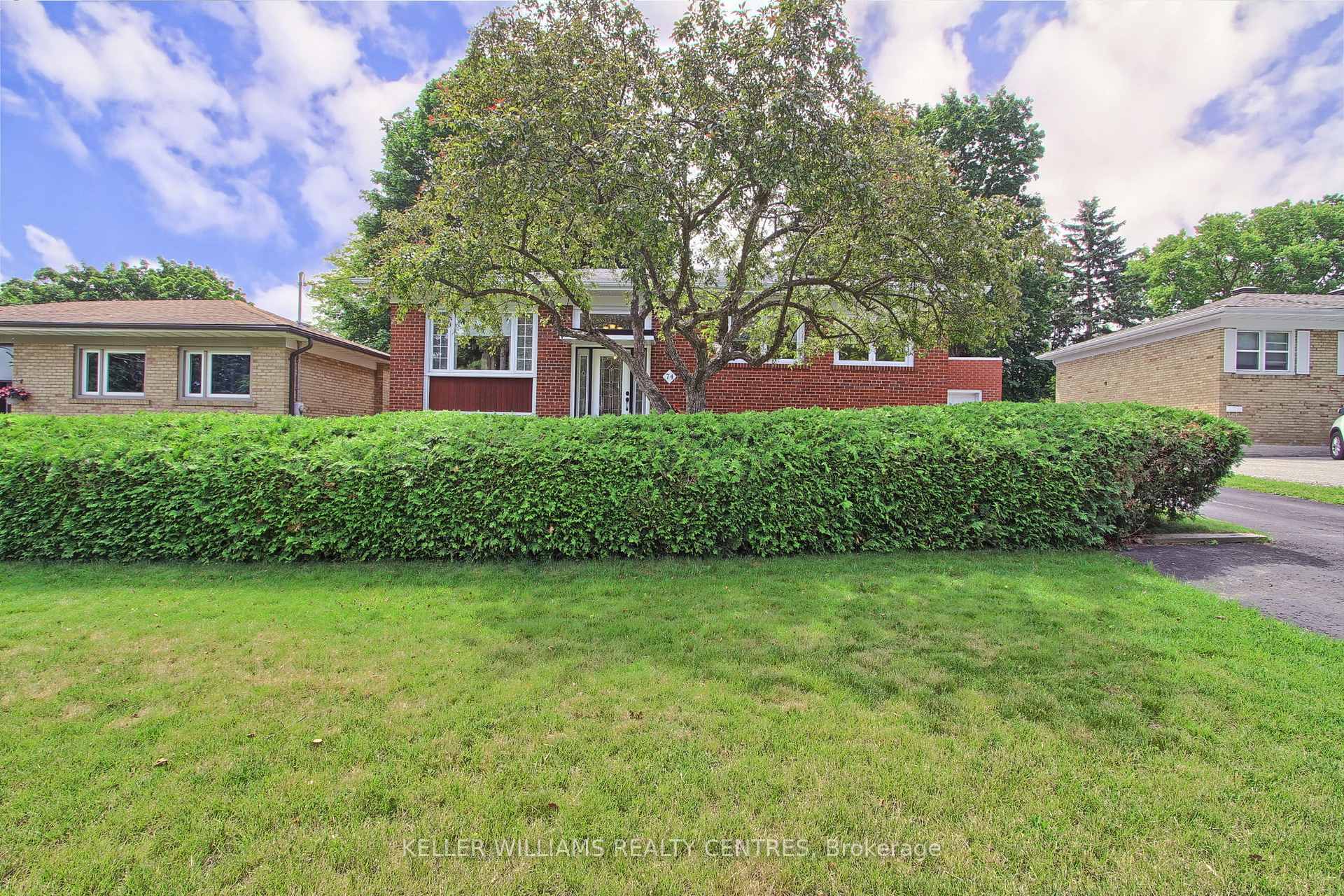 Photo 5 of 74 Boothbay Crescent, Newmarket, Central Newmarket — HOMEH
