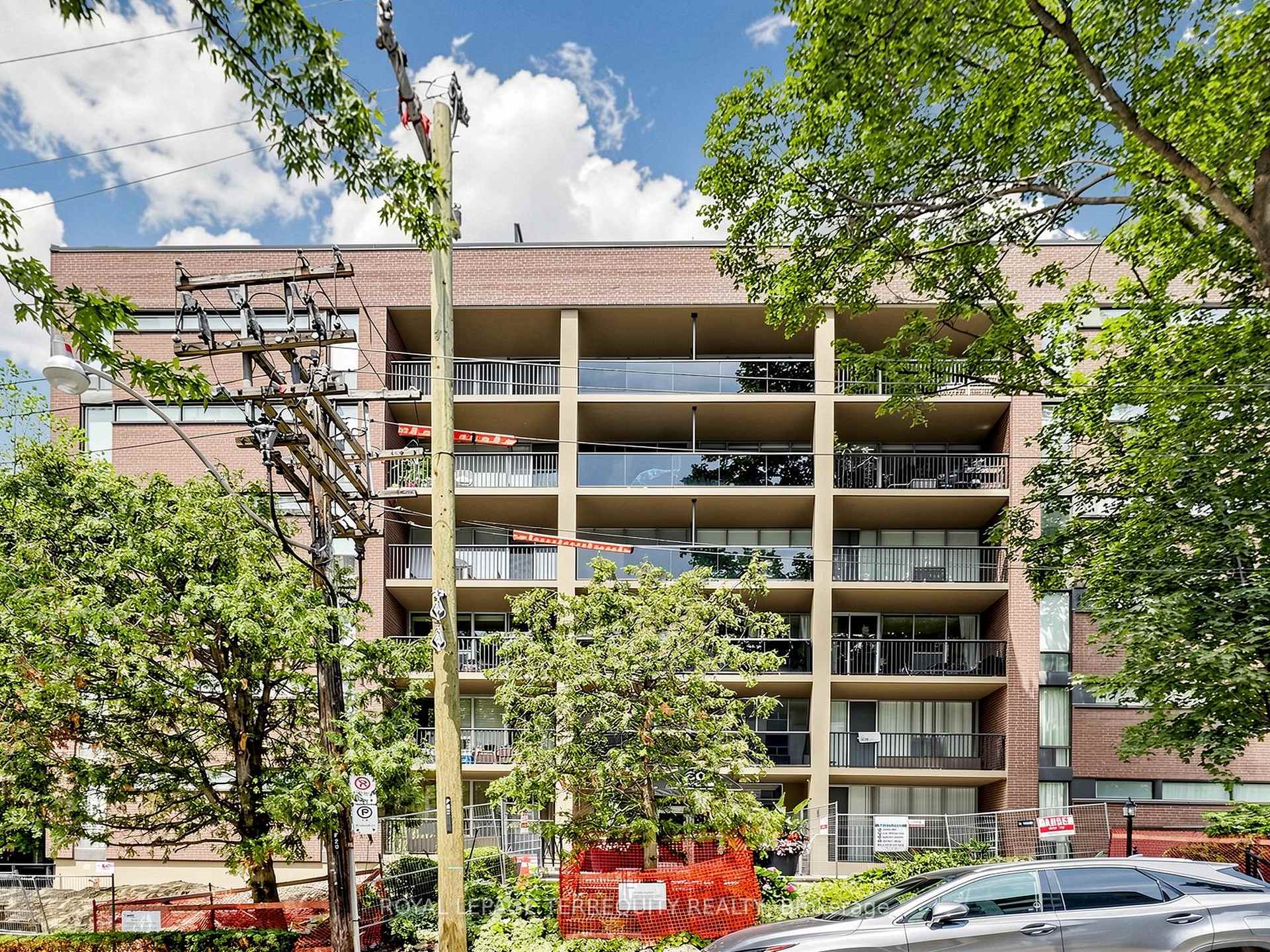Photo 2 of Unit 402, 60 Montclair Avenue, Toronto, Forest Hill South — HOMEH