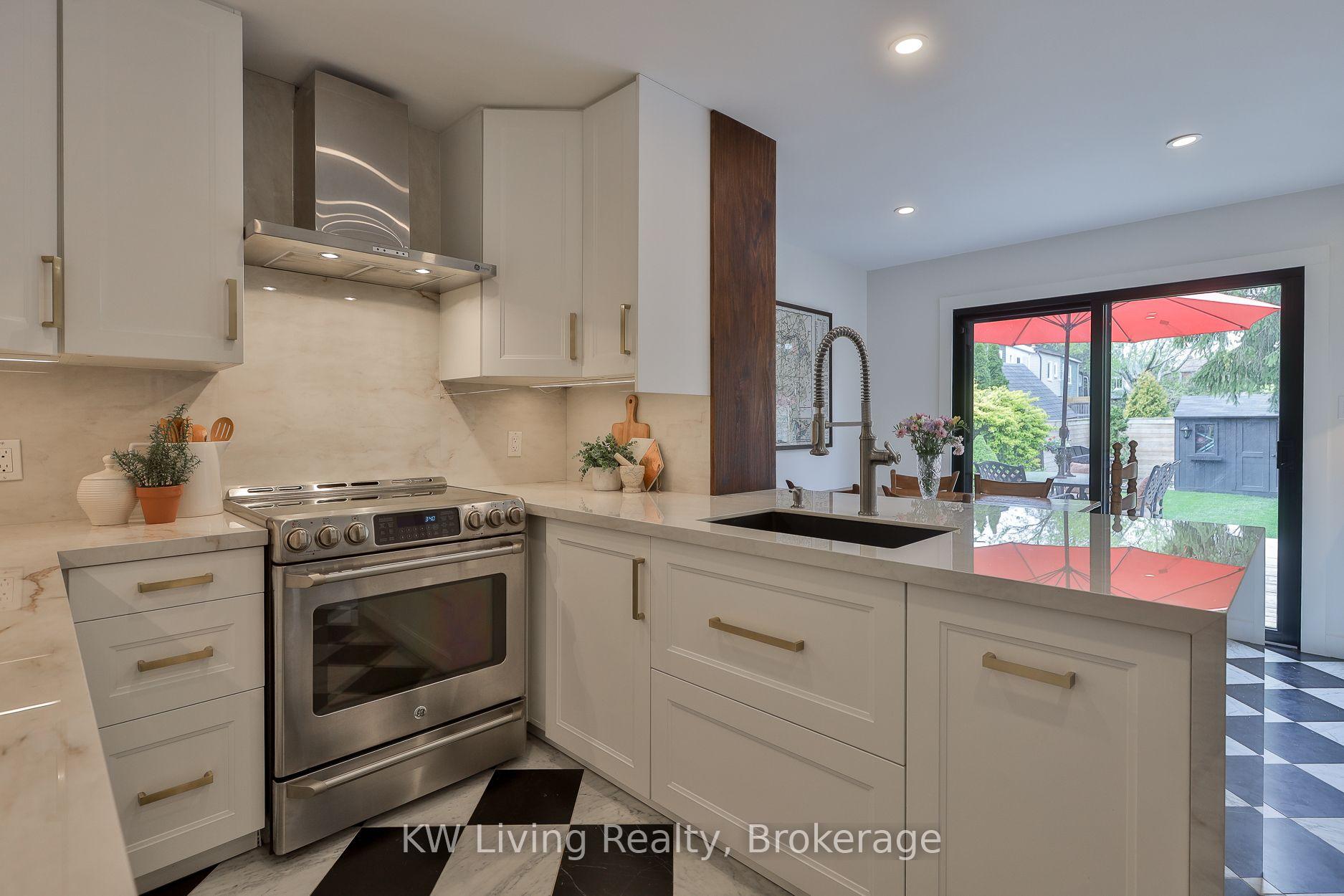Photo 9 of 452 Davisville Avenue, Toronto, Mount Pleasant East — HOMEH