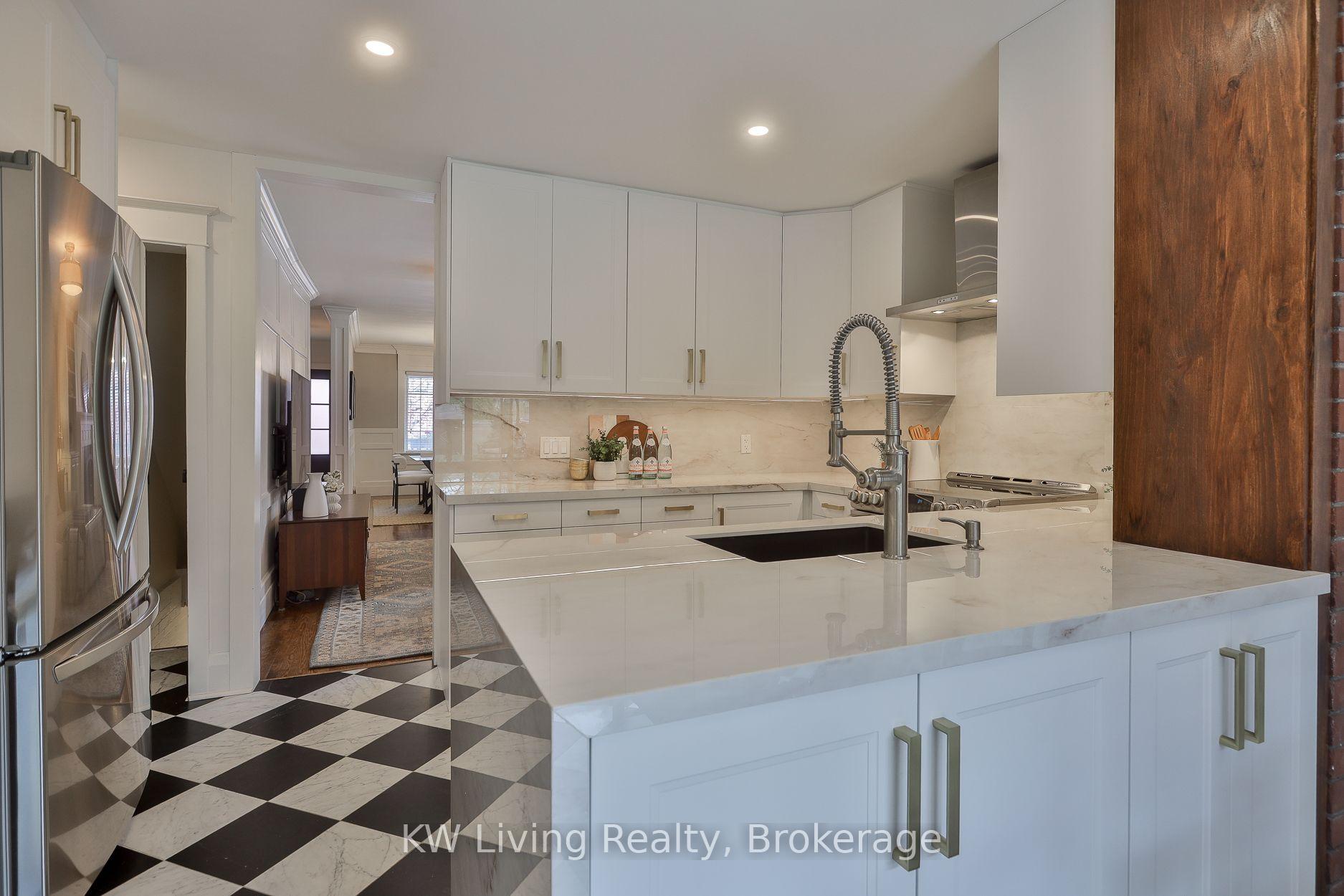 Photo 12 of 452 Davisville Avenue, Toronto, Mount Pleasant East — HOMEH