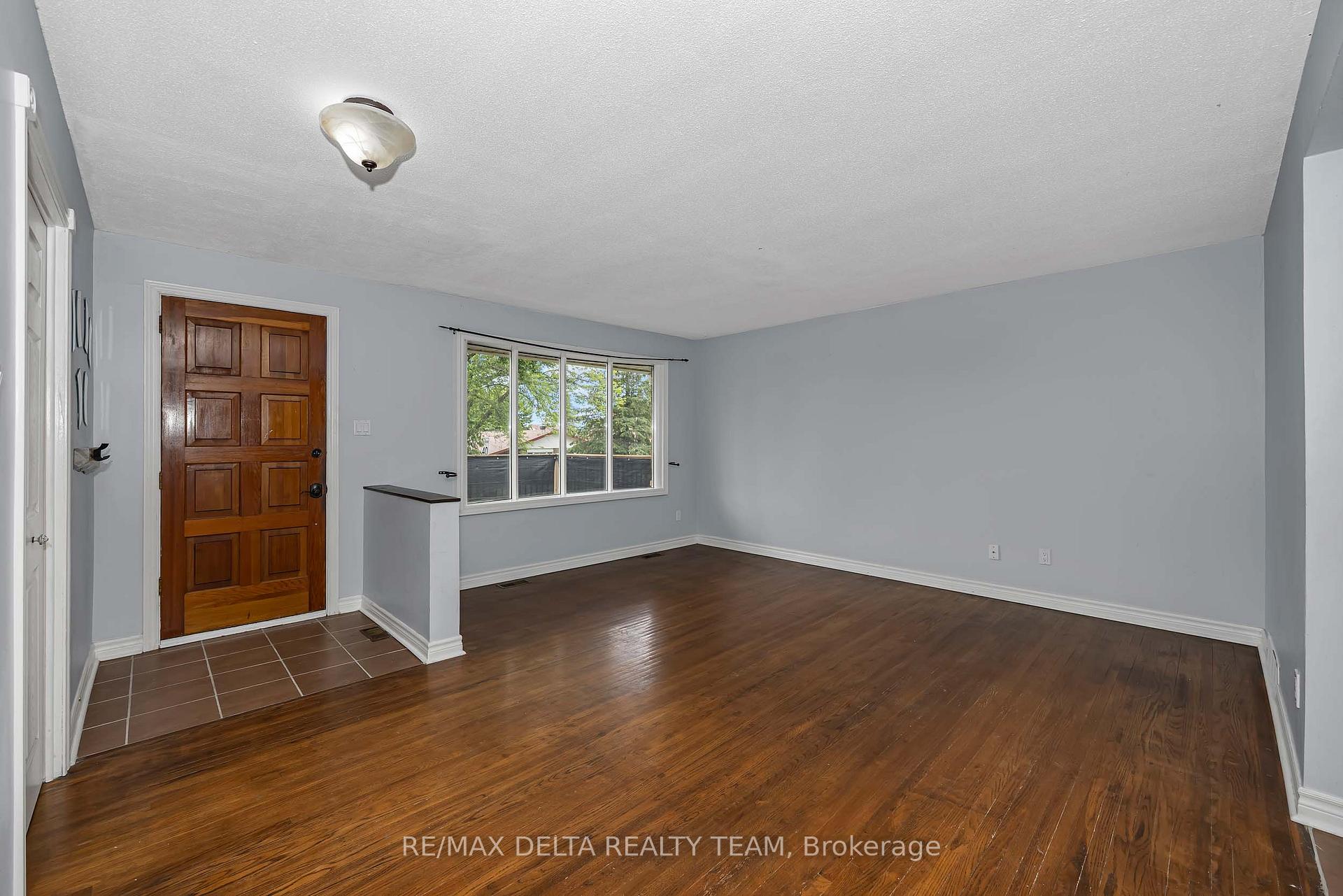 Photo 7 of 841 Balsam Drive, Ottawa, Chatelaine Village — HOMEH