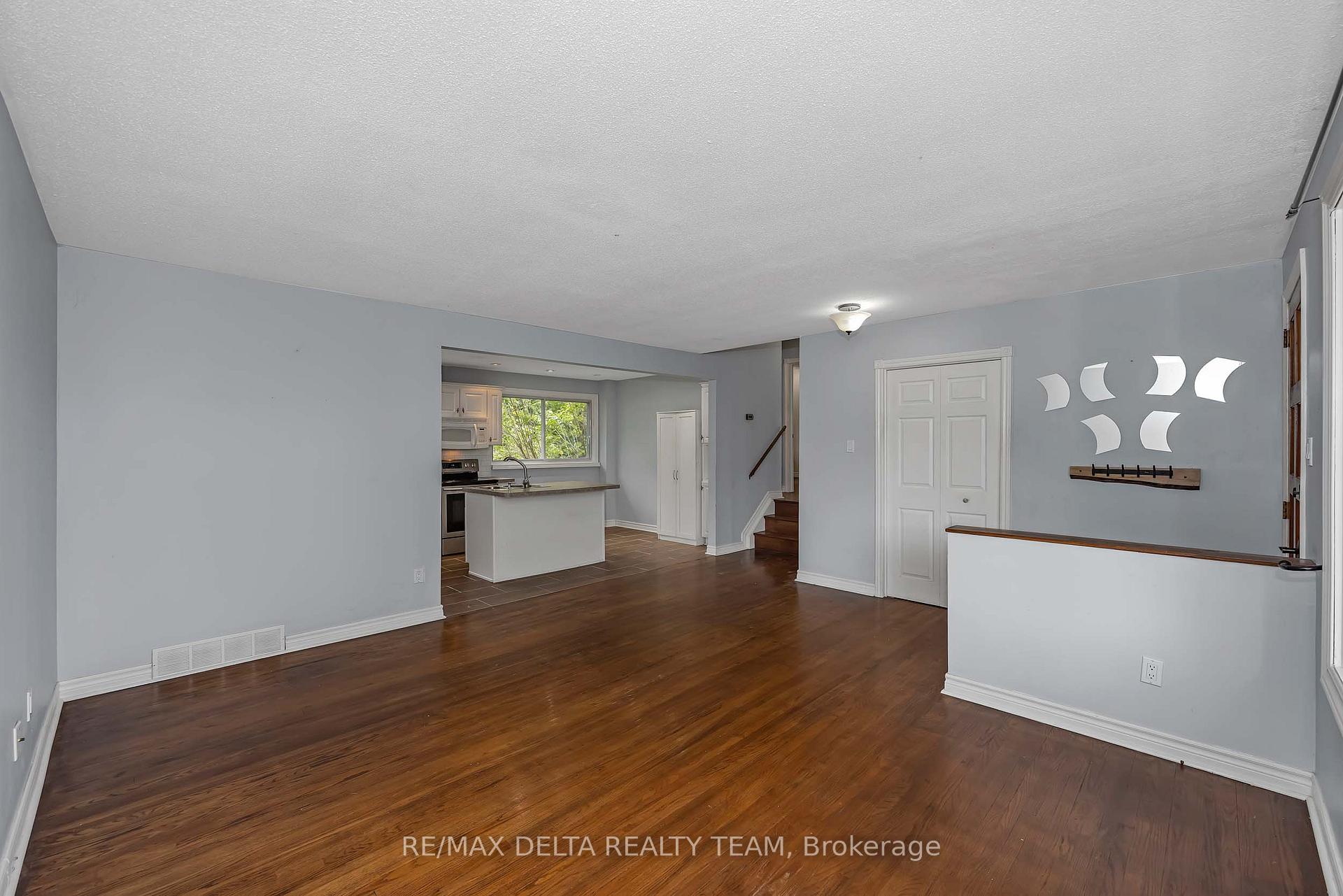 Photo 11 of 841 Balsam Drive, Ottawa, Chatelaine Village — HOMEH