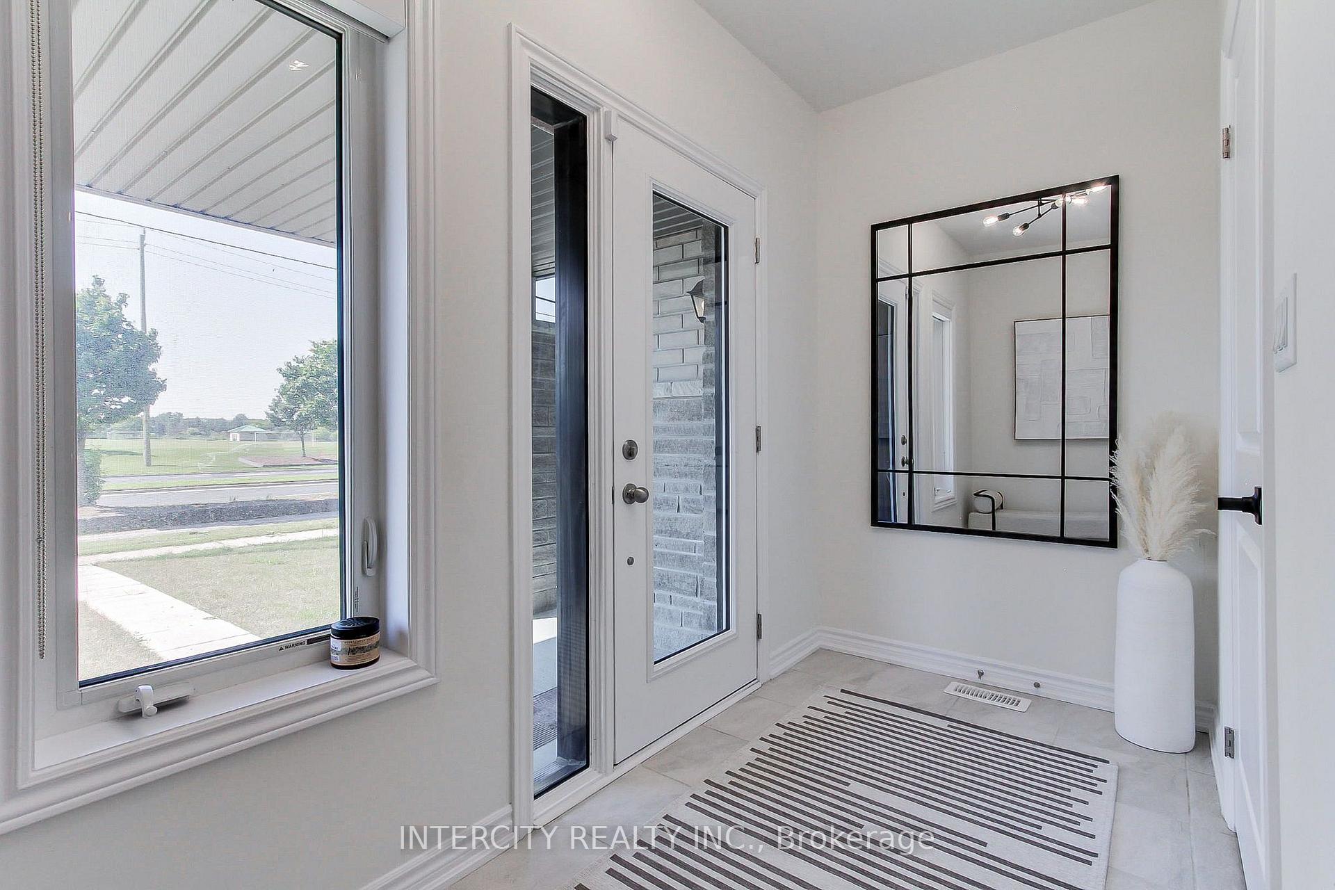 Photo 10 of 130 Blick Crescent, Aurora, Bayview Northeast — HOMEH