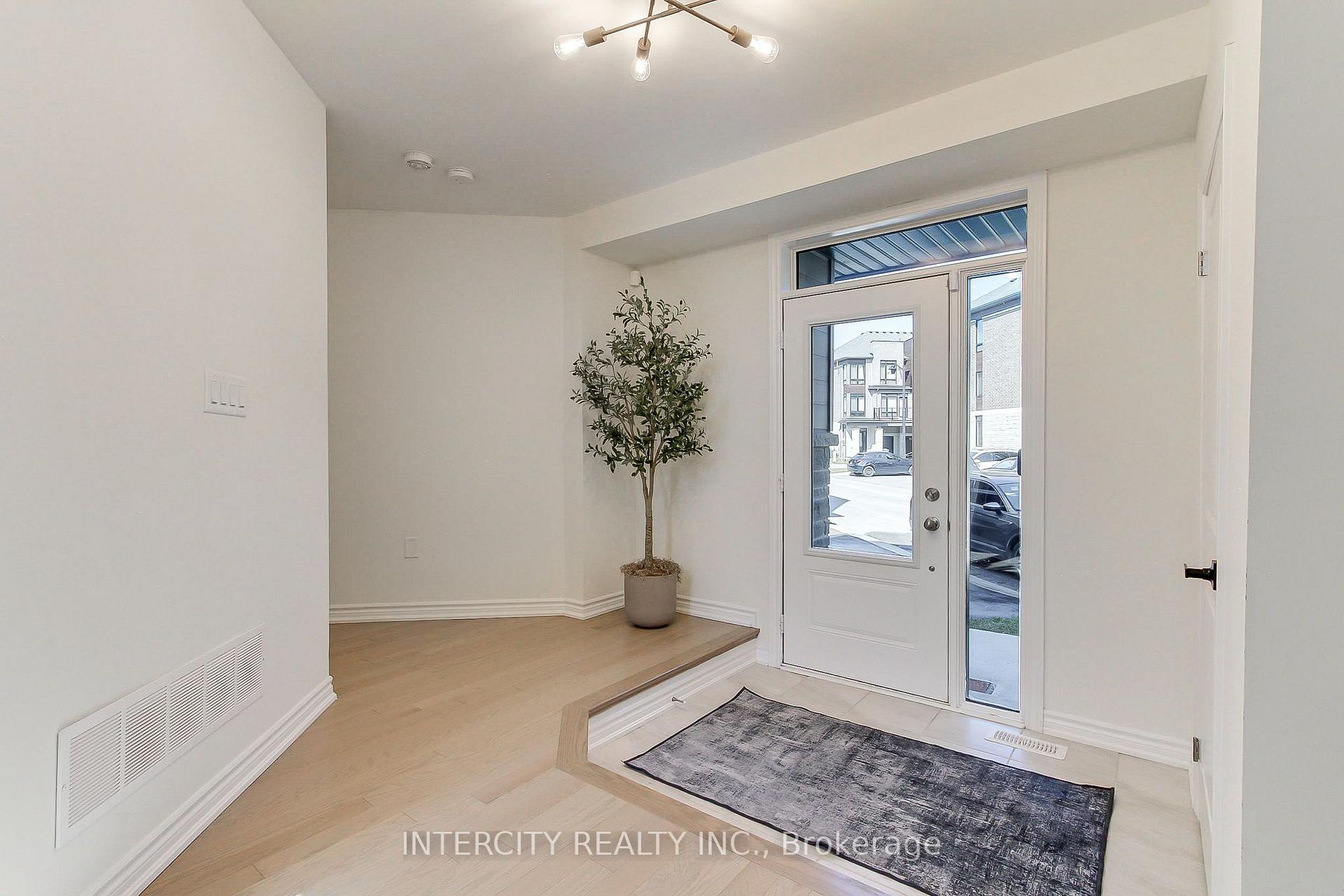 Photo 6 of 130 Blick Crescent, Aurora, Bayview Northeast — HOMEH