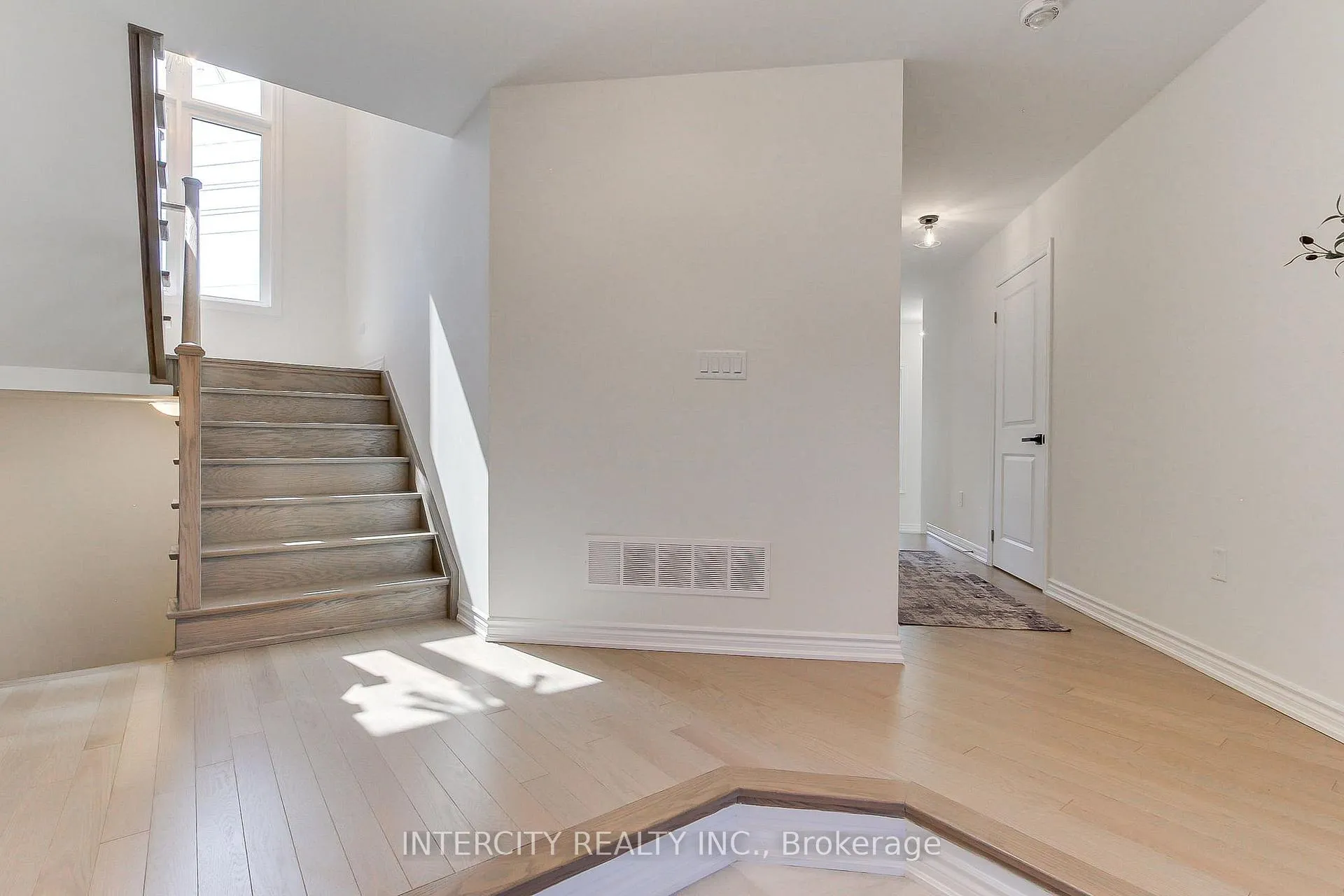 Photo 8 of 130 Blick Crescent, Aurora, Bayview Northeast — HOMEH