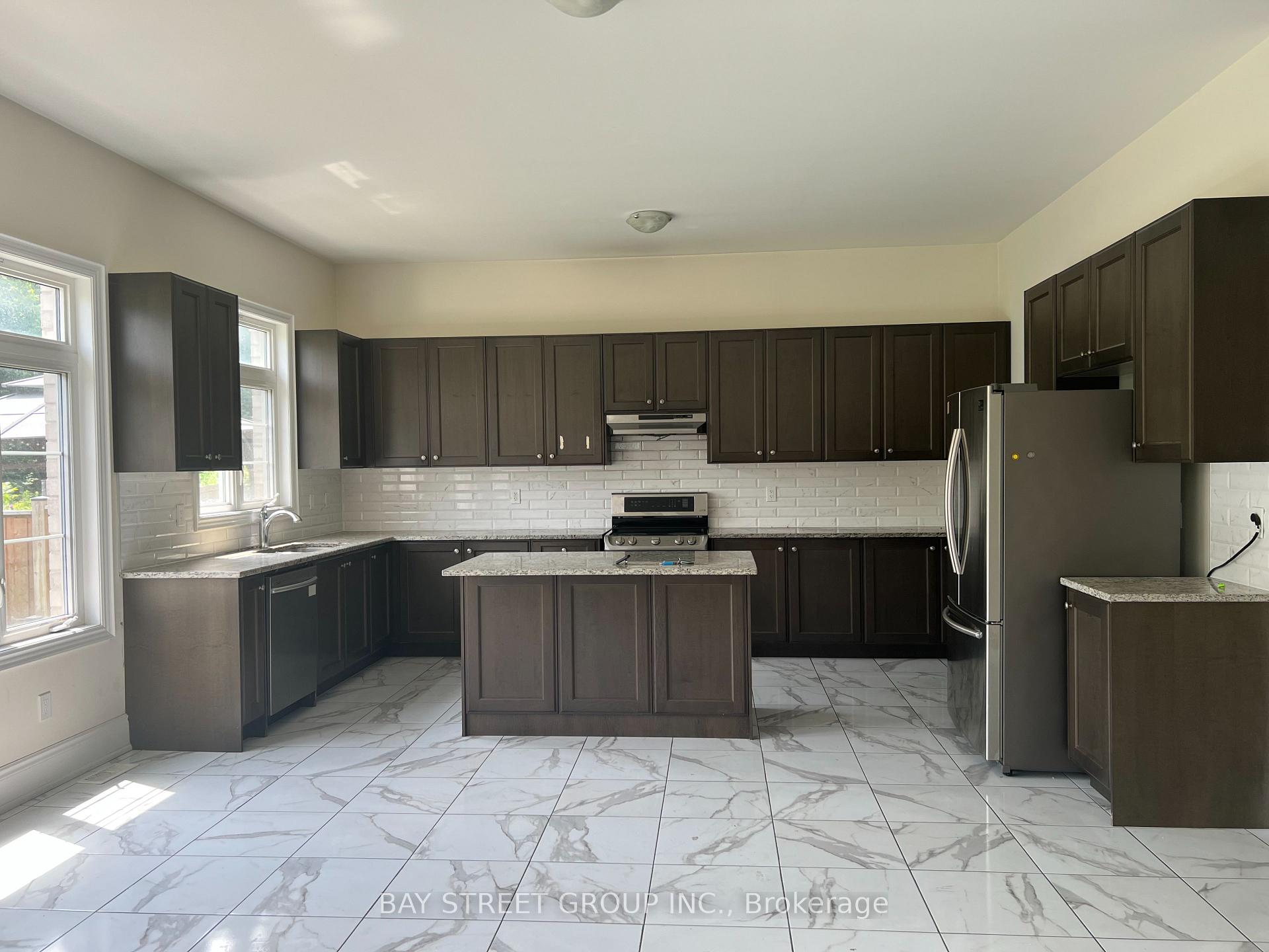 Photo 3 of 16 Malaspina Close, Brampton, Bram West — HOMEH