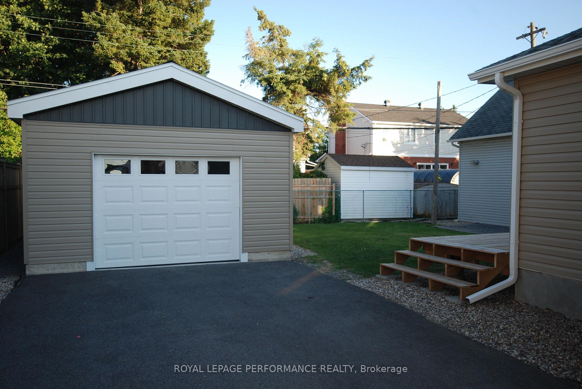Photo 3 of 1482 Laperriere Avenue, Ottawa, Carlington — HOMEH