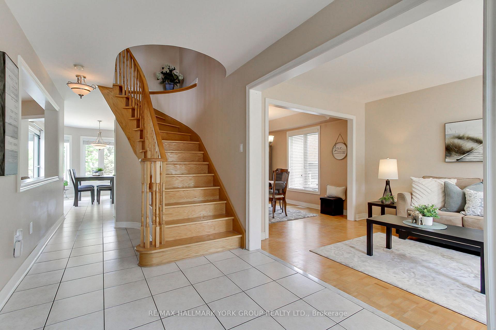 Photo 10 of 571 Goodyear Crescent, Newmarket, Gorham-College Manor — HOMEH