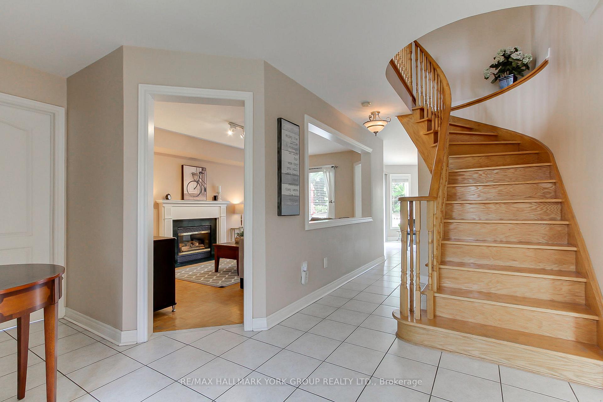 Photo 11 of 571 Goodyear Crescent, Newmarket, Gorham-College Manor — HOMEH
