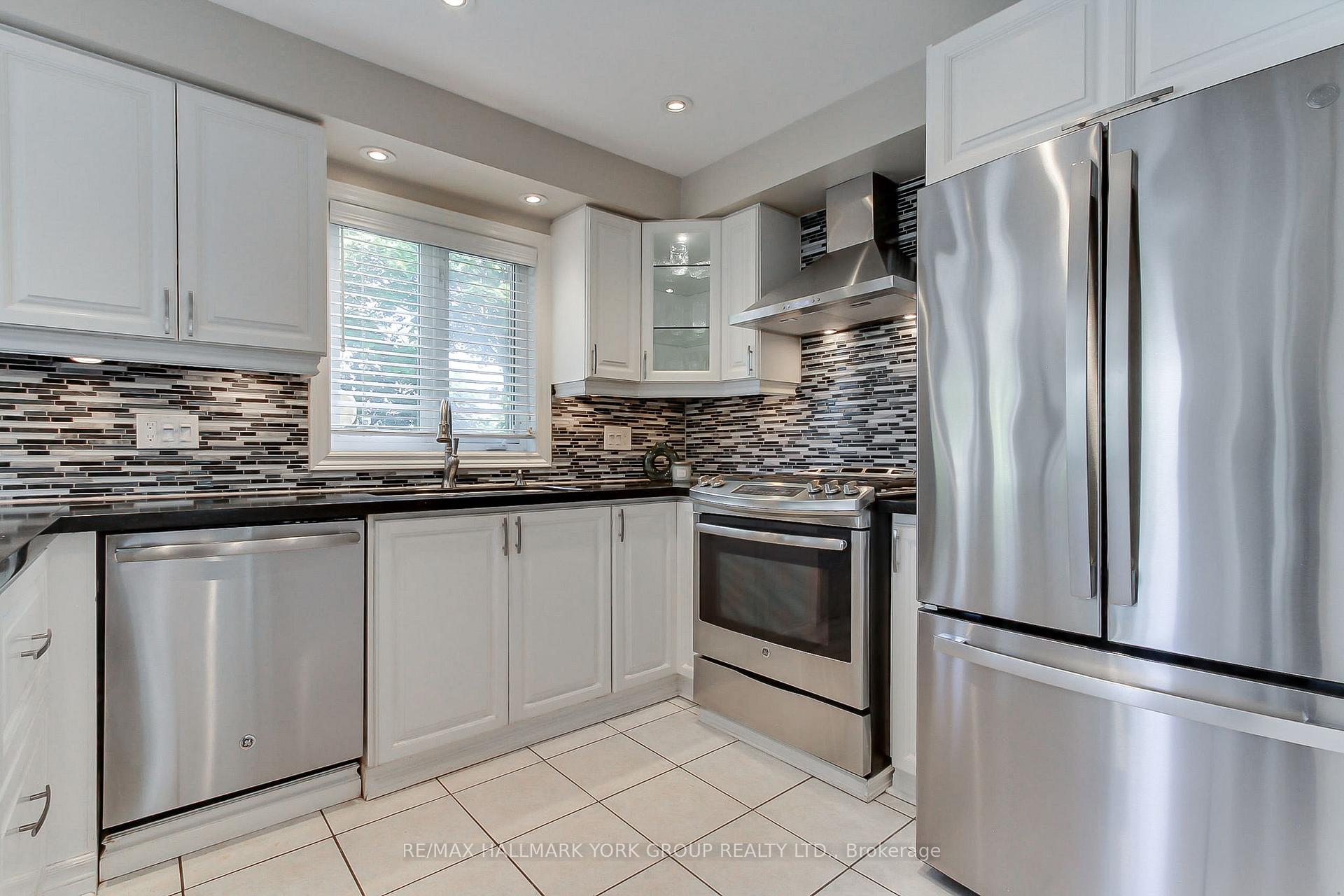 Photo 18 of 571 Goodyear Crescent, Newmarket, Gorham-College Manor — HOMEH