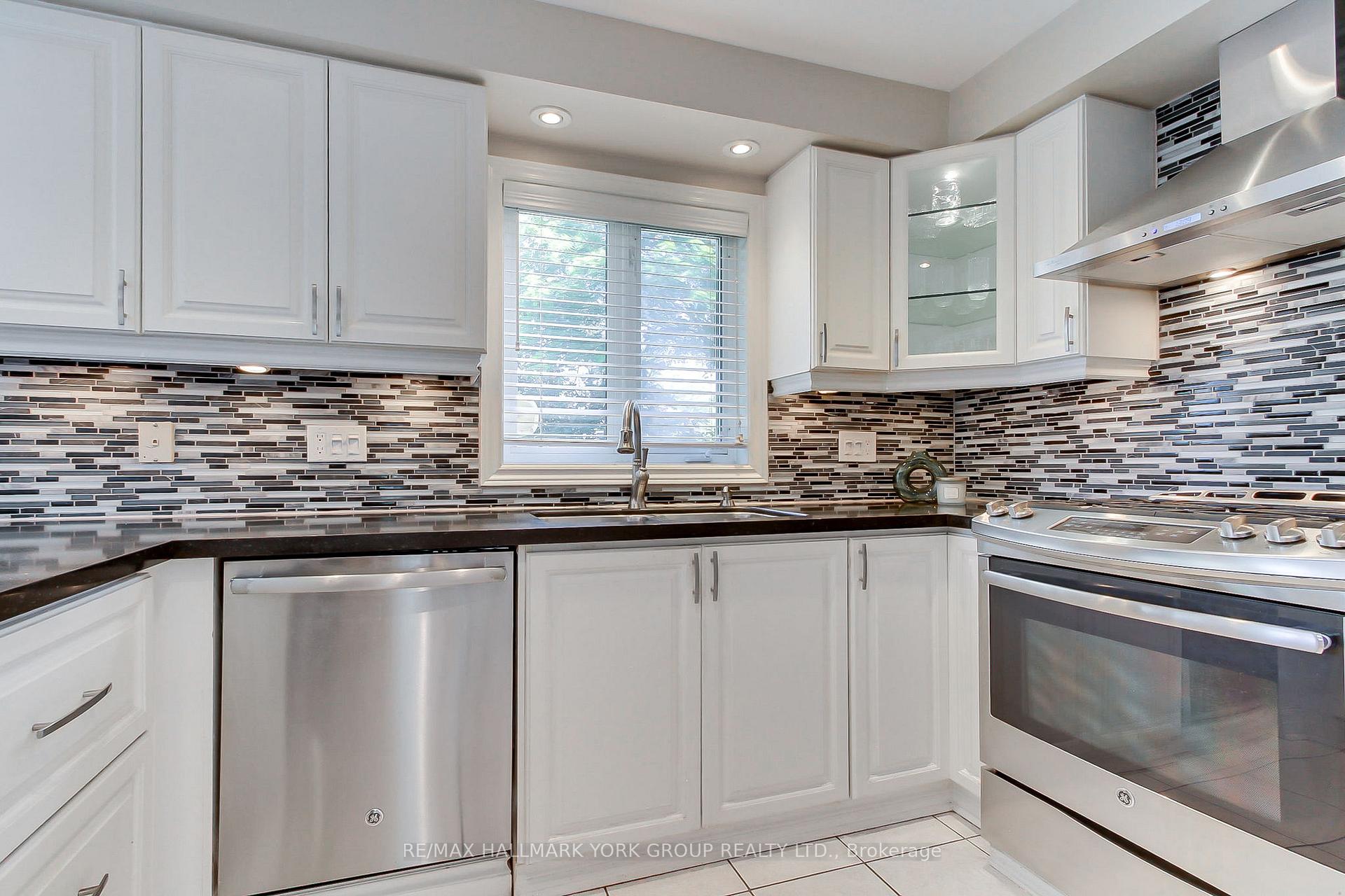 Photo 19 of 571 Goodyear Crescent, Newmarket, Gorham-College Manor — HOMEH