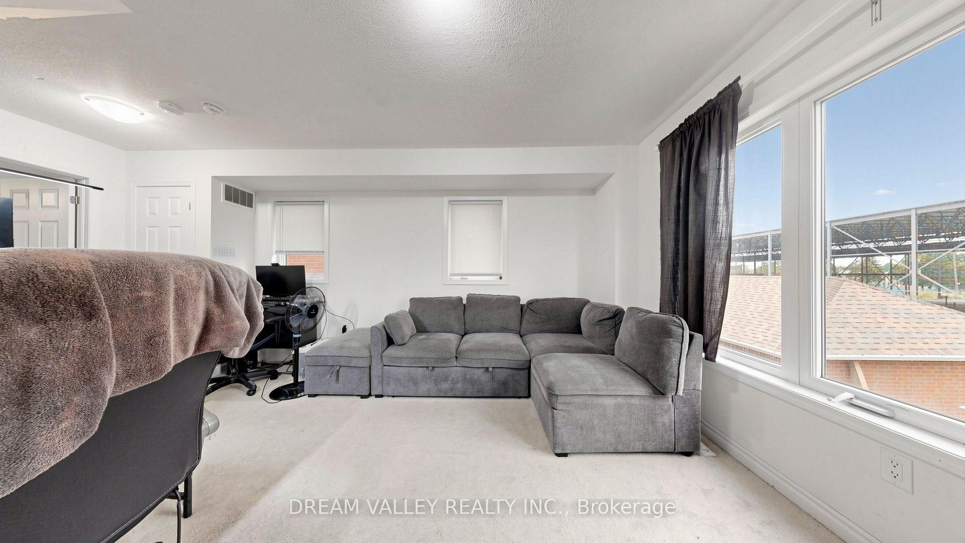 Photo 20 of 138 Cleanside Road, Scarborough, Clairlea-Birchmount — HOMEH