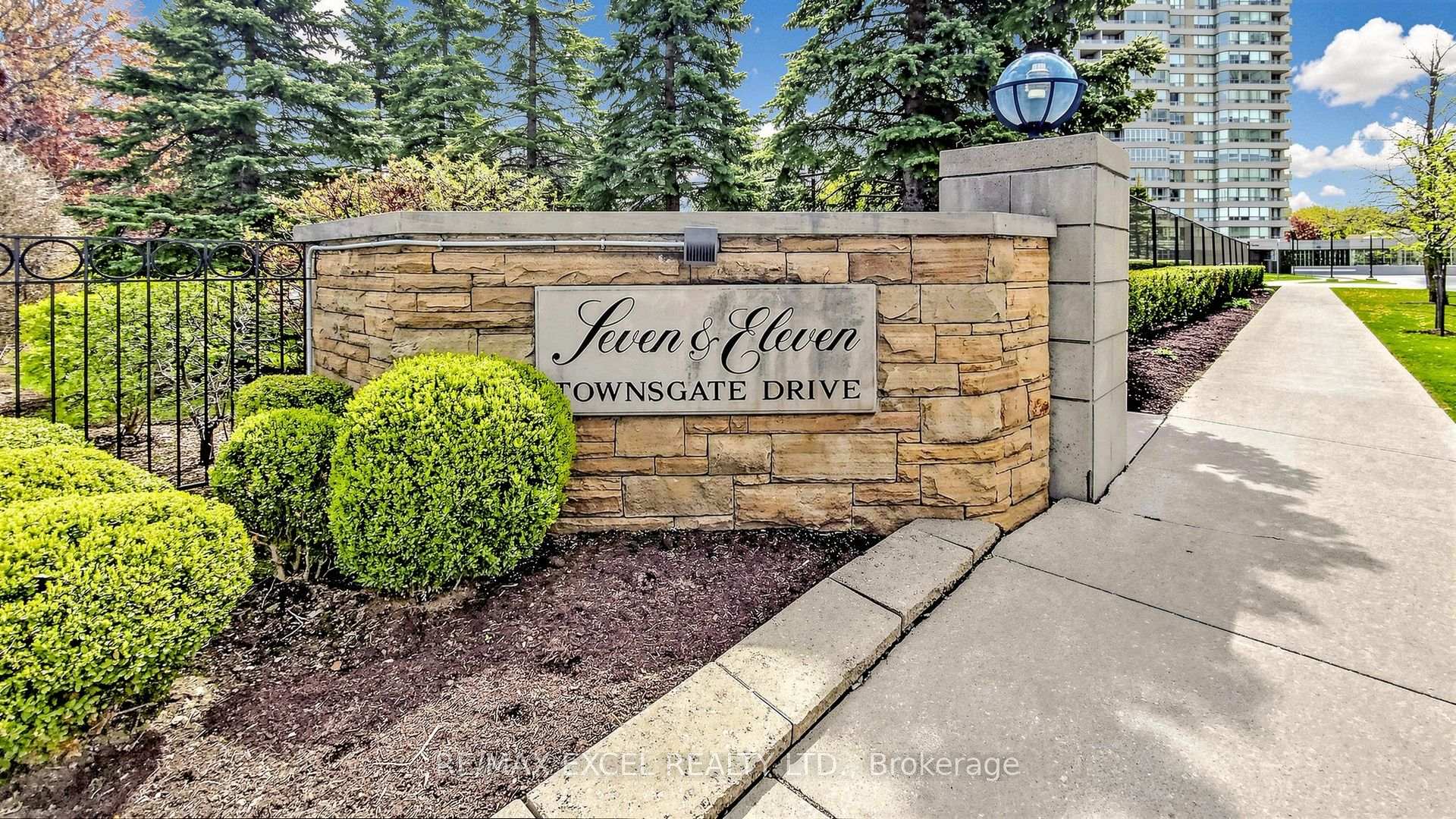 Photo 3 of Unit 718, 11 Townsgate Drive, Vaughan, Crestwood-Springfarm-Yorkhill — HOMEH
