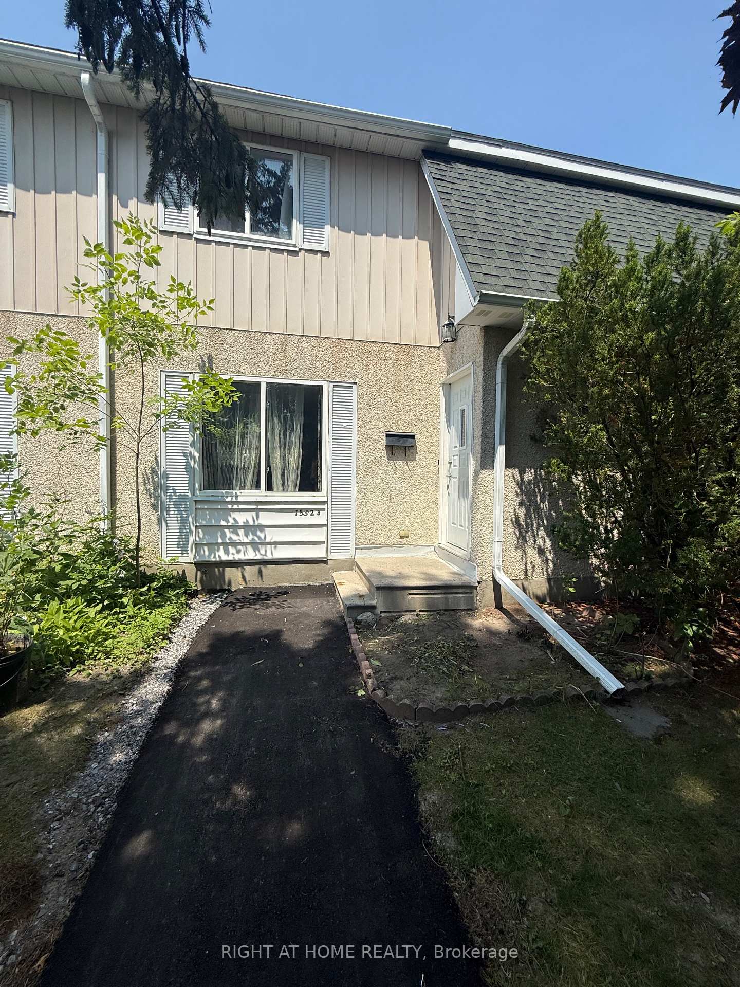 Photo 2 of Unit B, 1552 Beaverpond Drive, Ottawa, Pineview — HOMEH