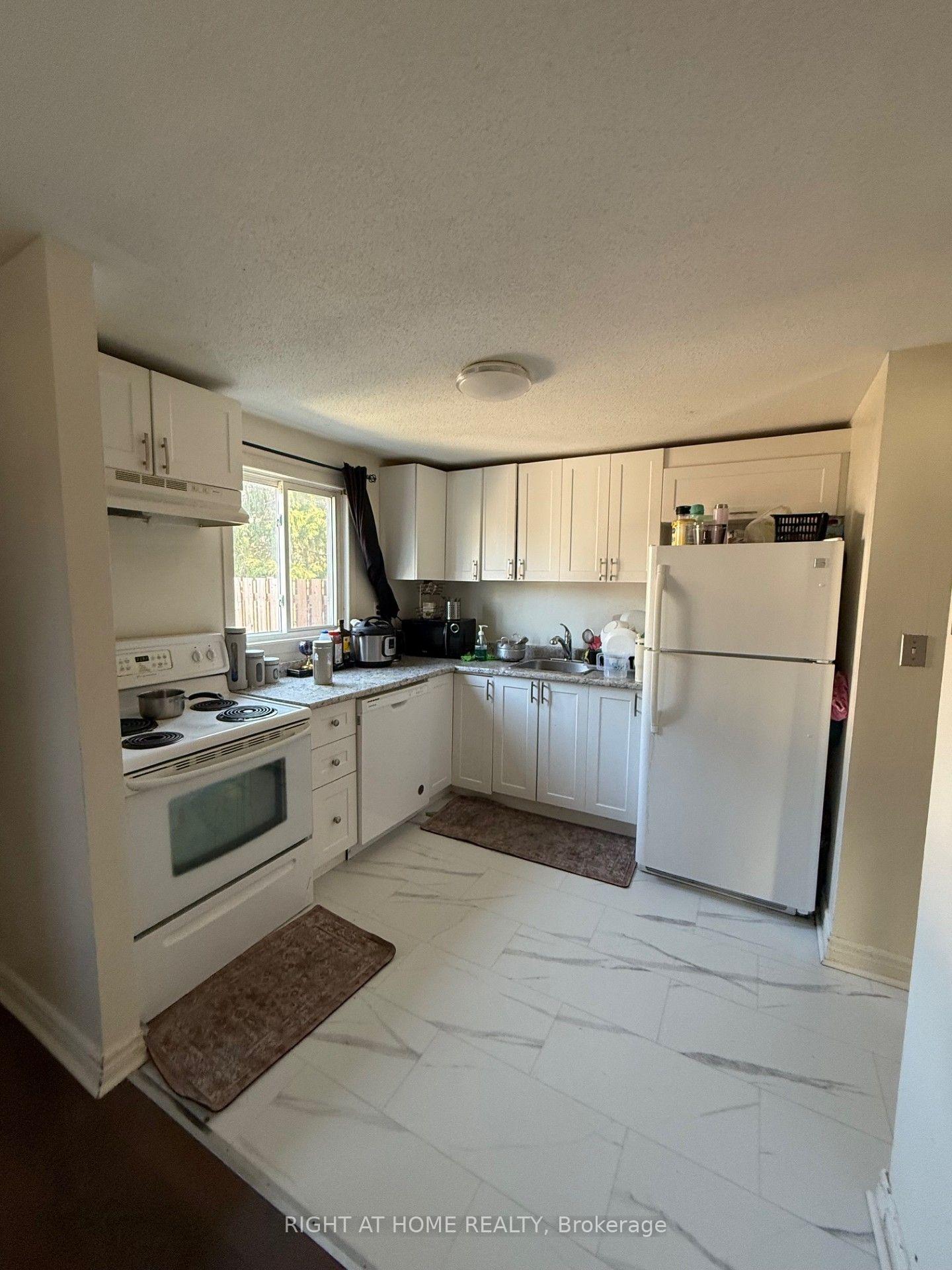 Photo 3 of Unit B, 1552 Beaverpond Drive, Ottawa, Pineview — HOMEH