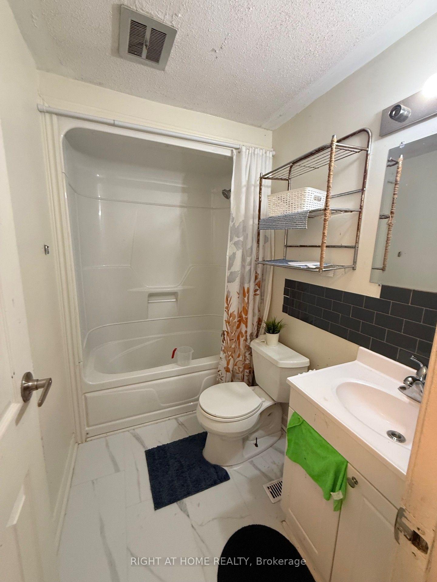 Photo 9 of Unit B, 1552 Beaverpond Drive, Ottawa, Pineview — HOMEH