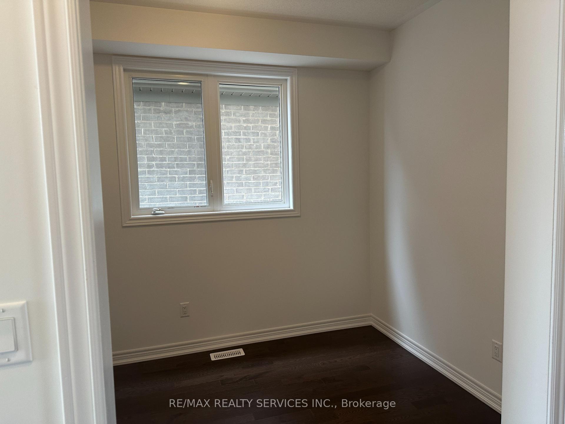 Photo 3 of 136 Thicketwood Avenue, Barrie, Rural Barrie Southeast — HOMEH