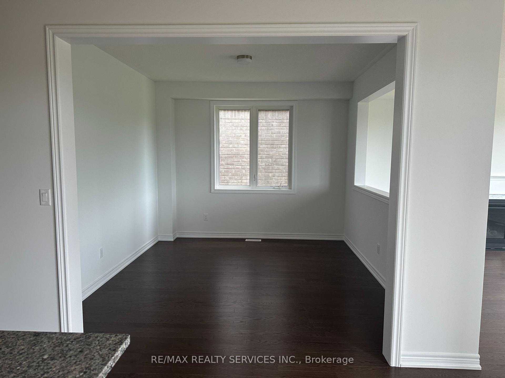 Photo 4 of 136 Thicketwood Avenue, Barrie, Rural Barrie Southeast — HOMEH