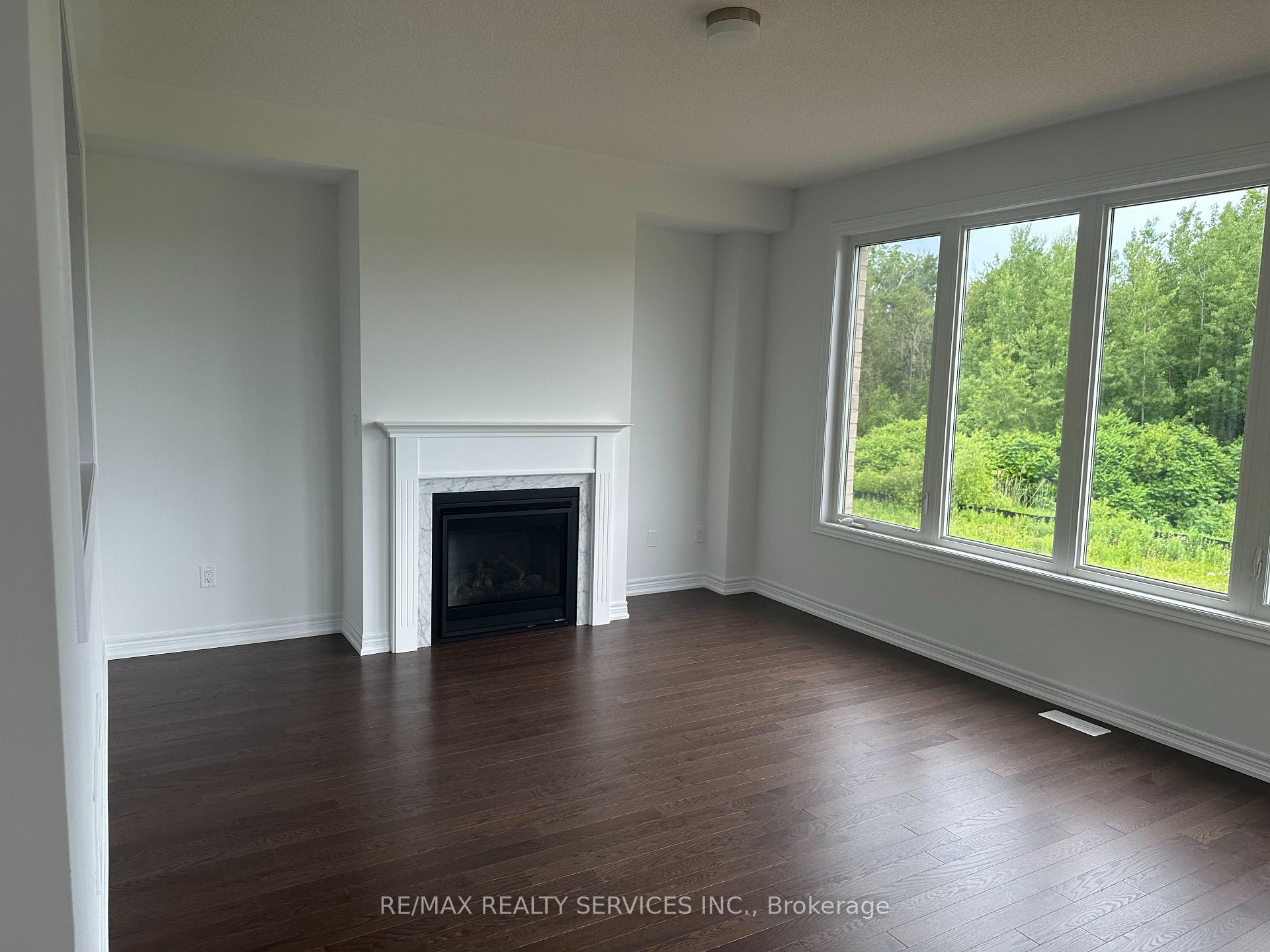Photo 5 of 136 Thicketwood Avenue, Barrie, Rural Barrie Southeast — HOMEH