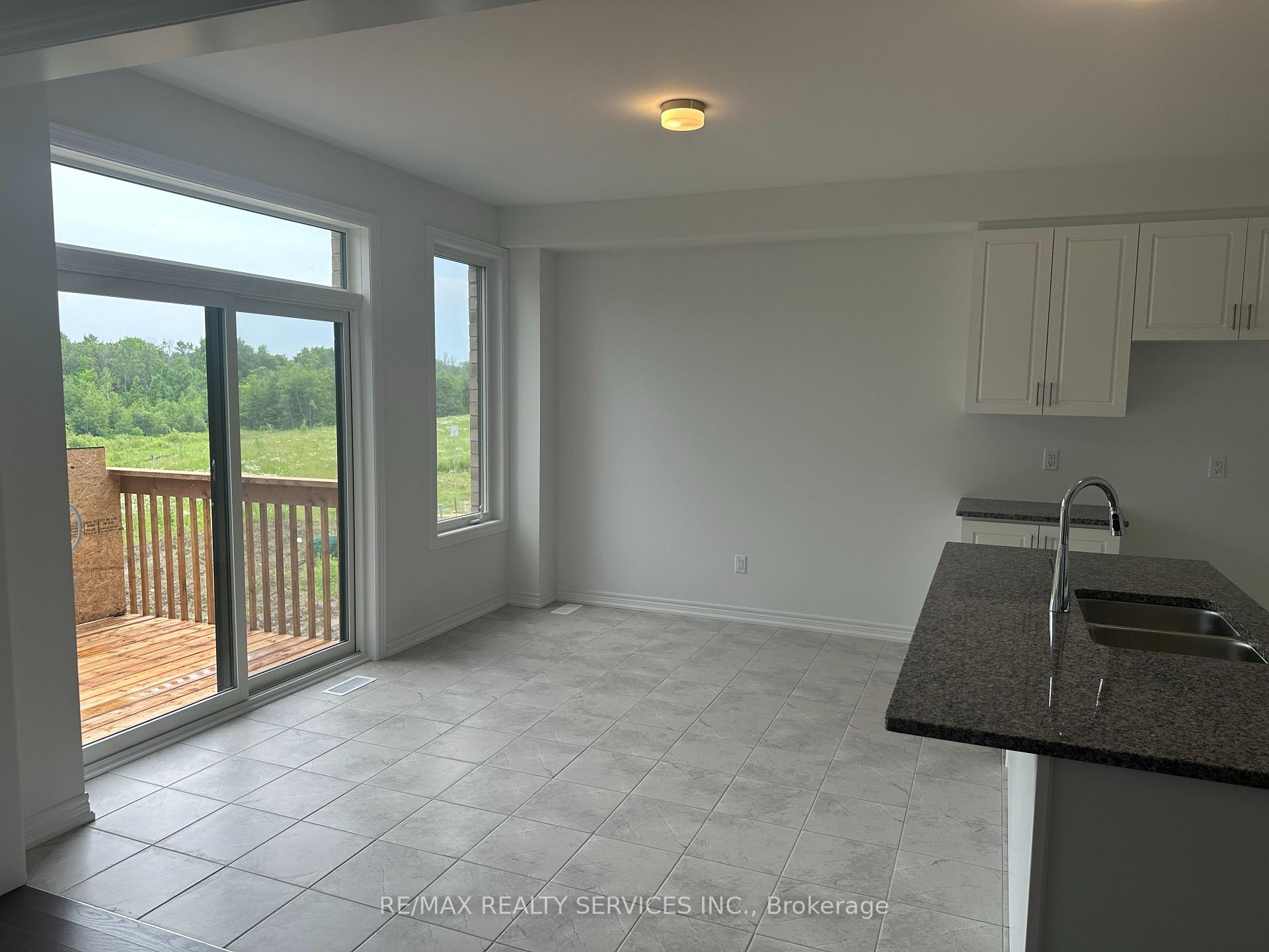Photo 6 of 136 Thicketwood Avenue, Barrie, Rural Barrie Southeast — HOMEH