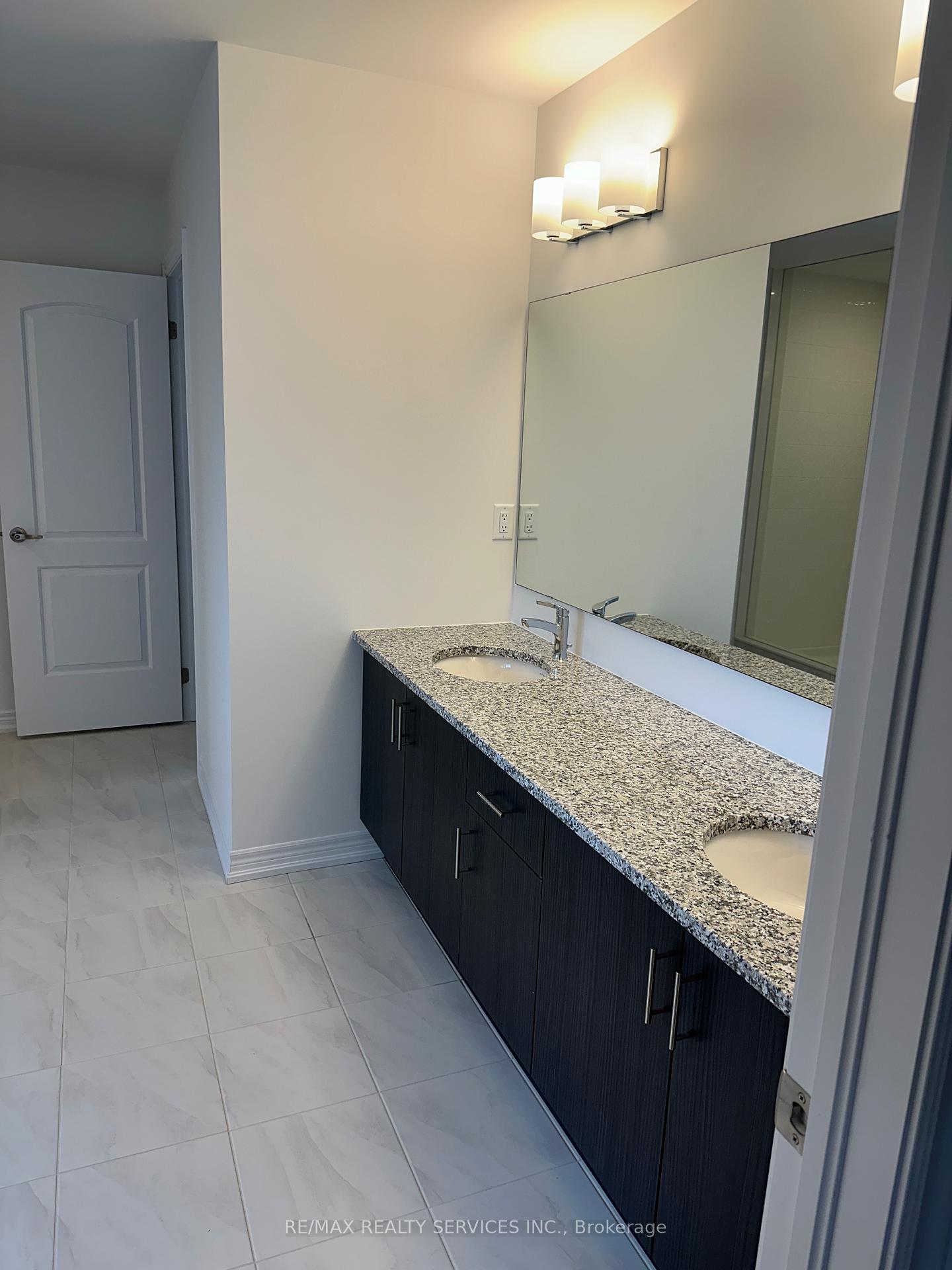Photo 7 of 136 Thicketwood Avenue, Barrie, Rural Barrie Southeast — HOMEH