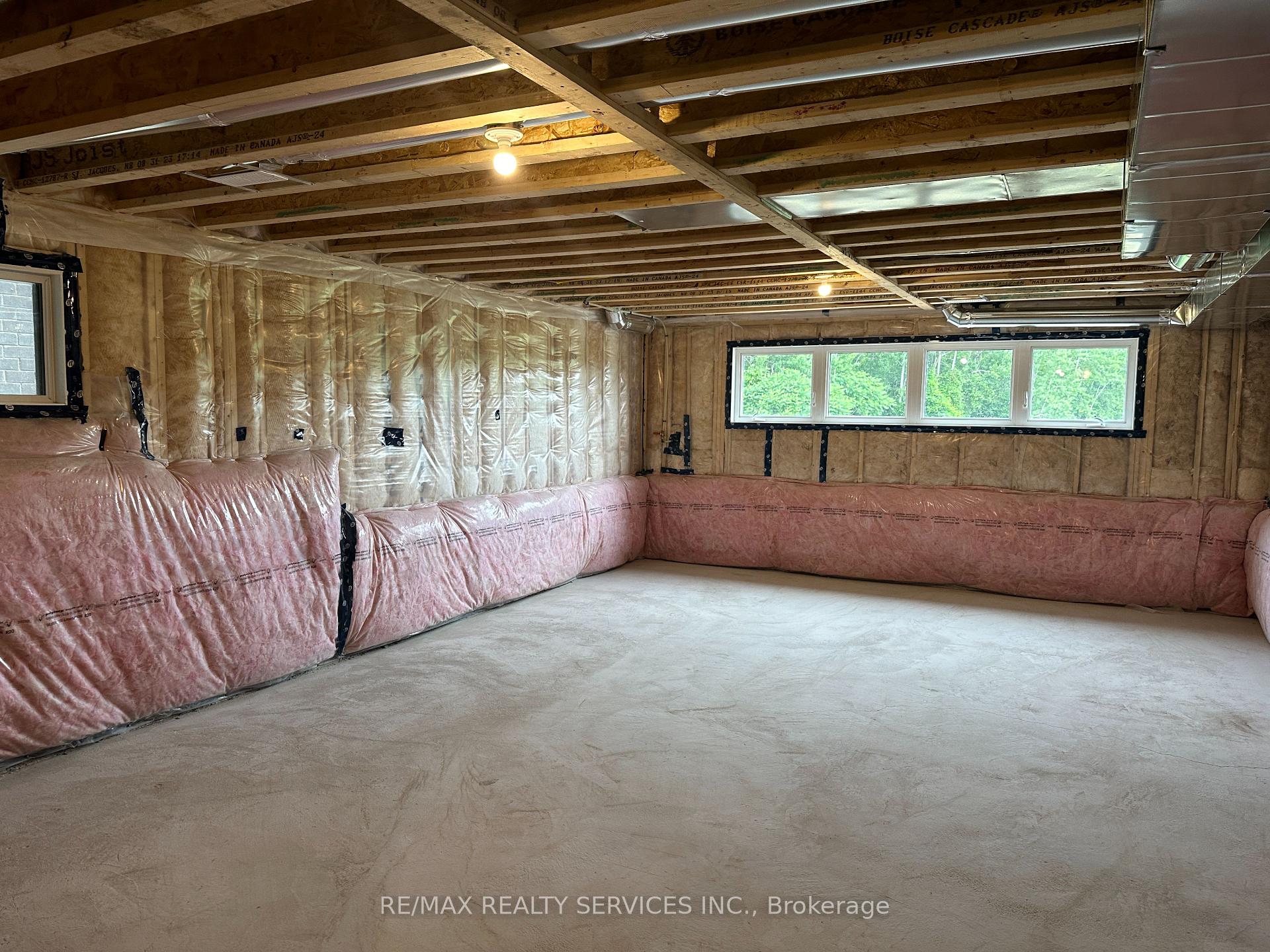 Photo 13 of 136 Thicketwood Avenue, Barrie, Rural Barrie Southeast — HOMEH