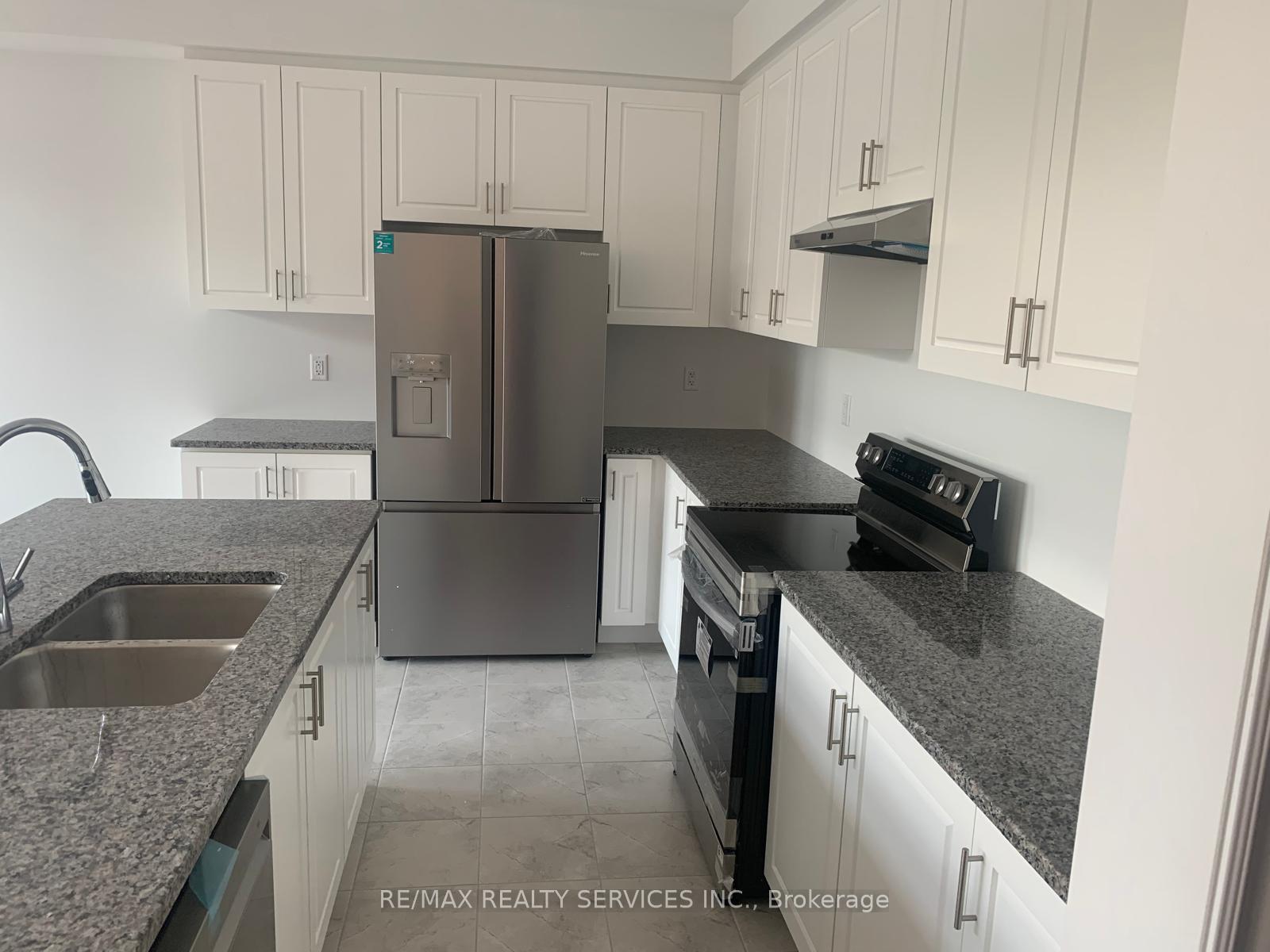 Photo 16 of 136 Thicketwood Avenue, Barrie, Rural Barrie Southeast — HOMEH