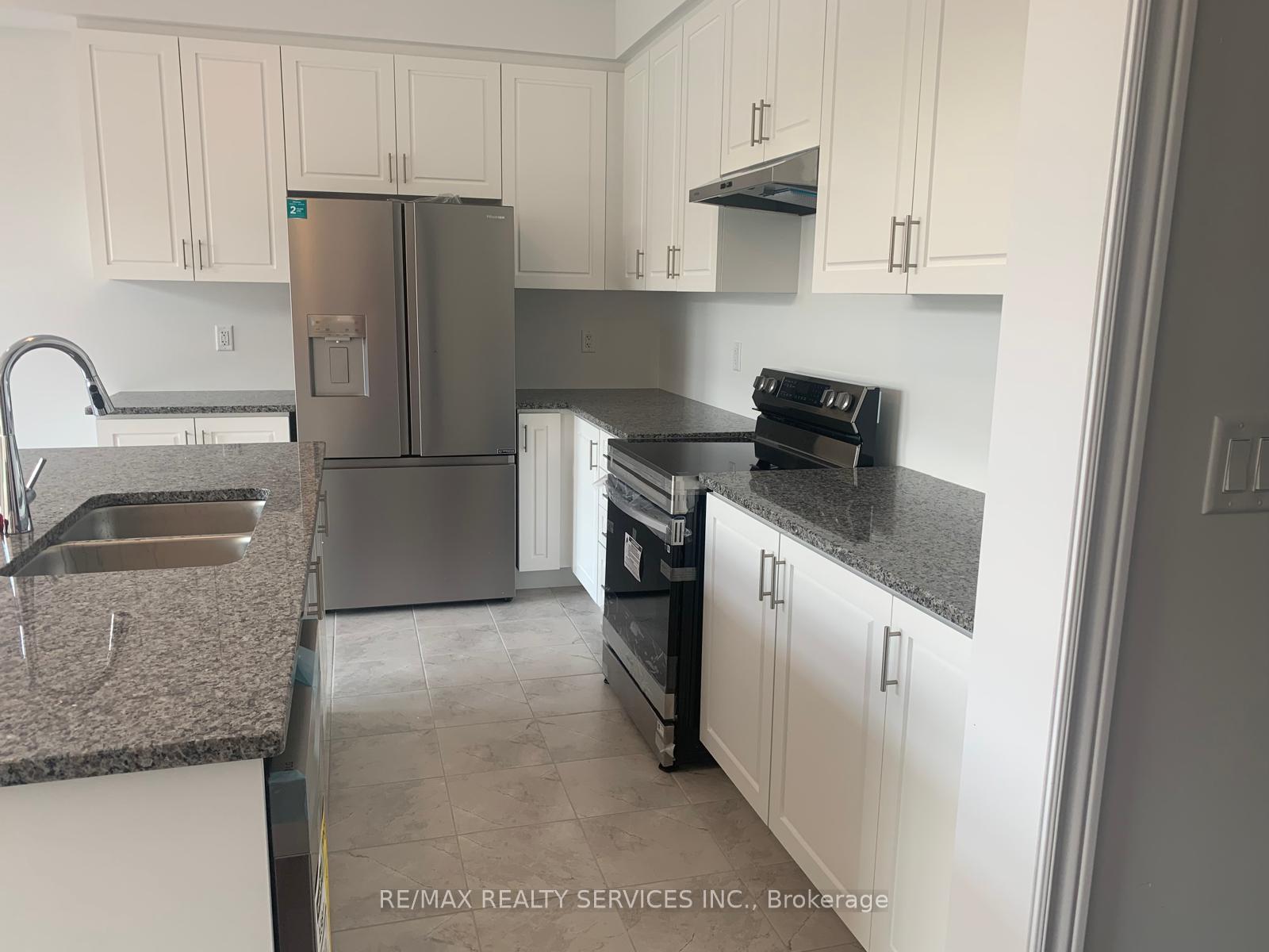 Photo 17 of 136 Thicketwood Avenue, Barrie, Rural Barrie Southeast — HOMEH