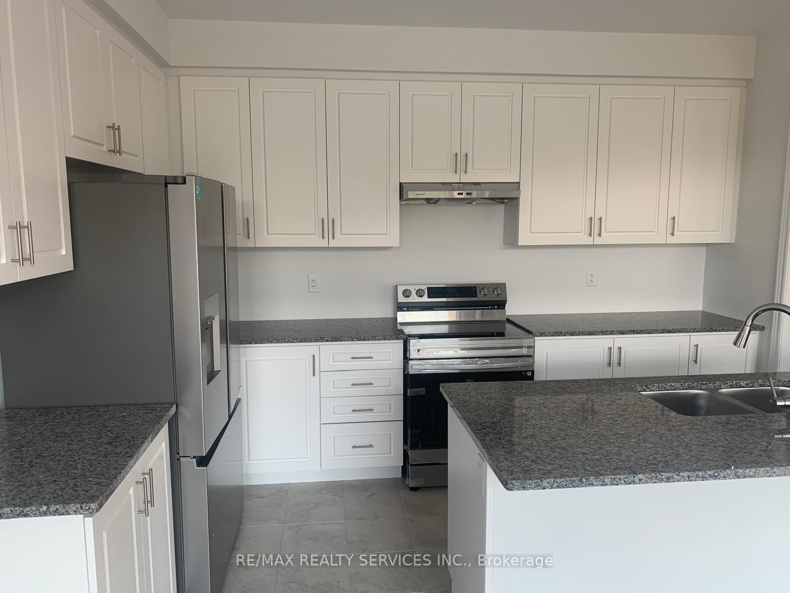 Photo 18 of 136 Thicketwood Avenue, Barrie, Rural Barrie Southeast — HOMEH