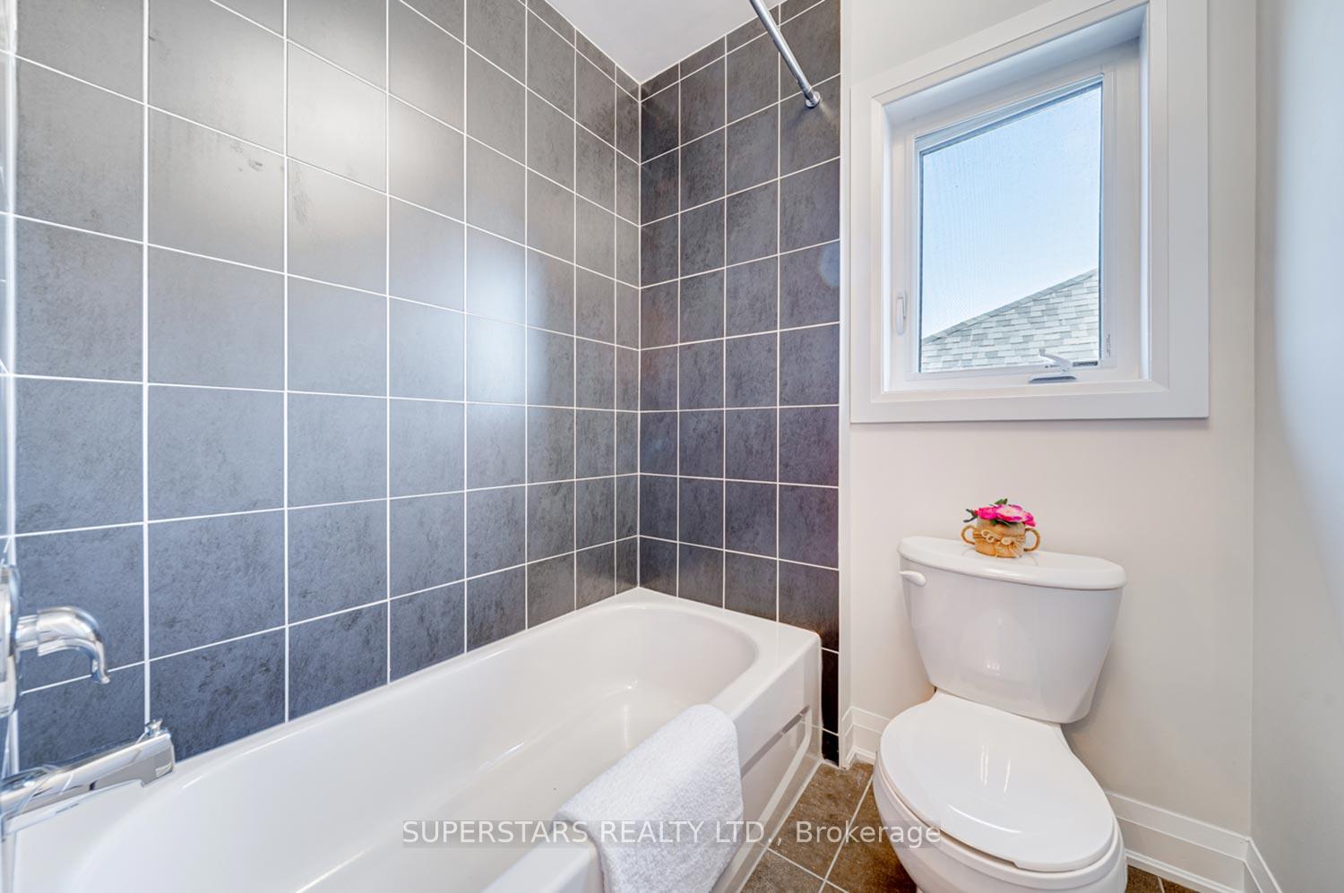 Photo 29 of 33 John Dallimore Drive, Georgina, Keswick South — HOMEH