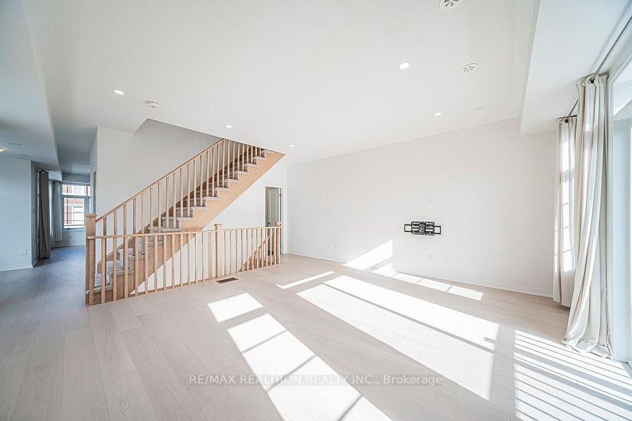 Photo 4 of 1 Sissons Way, Markham, Cedar Grove — HOMEH