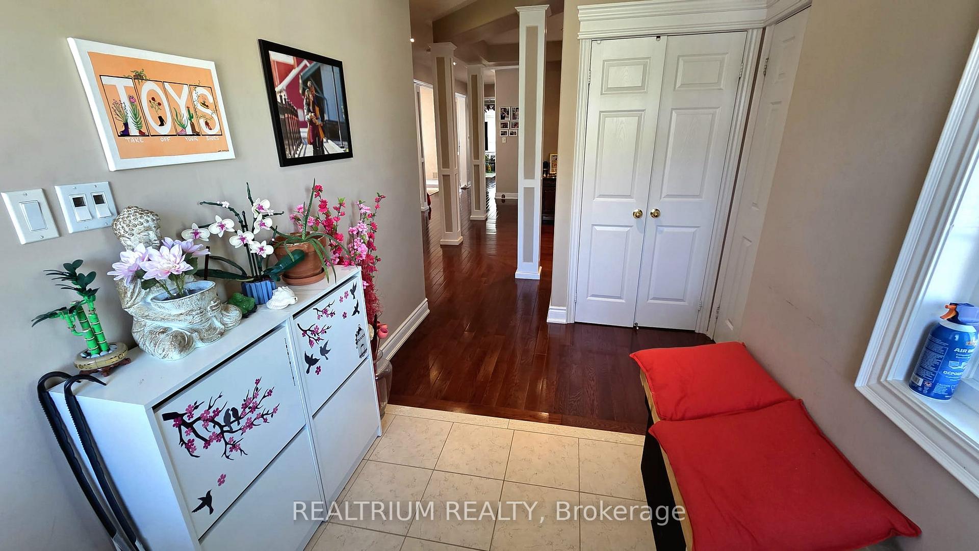 Photo 2 of 63 Westminster Circle, Barrie, Innis-Shore — HOMEH
