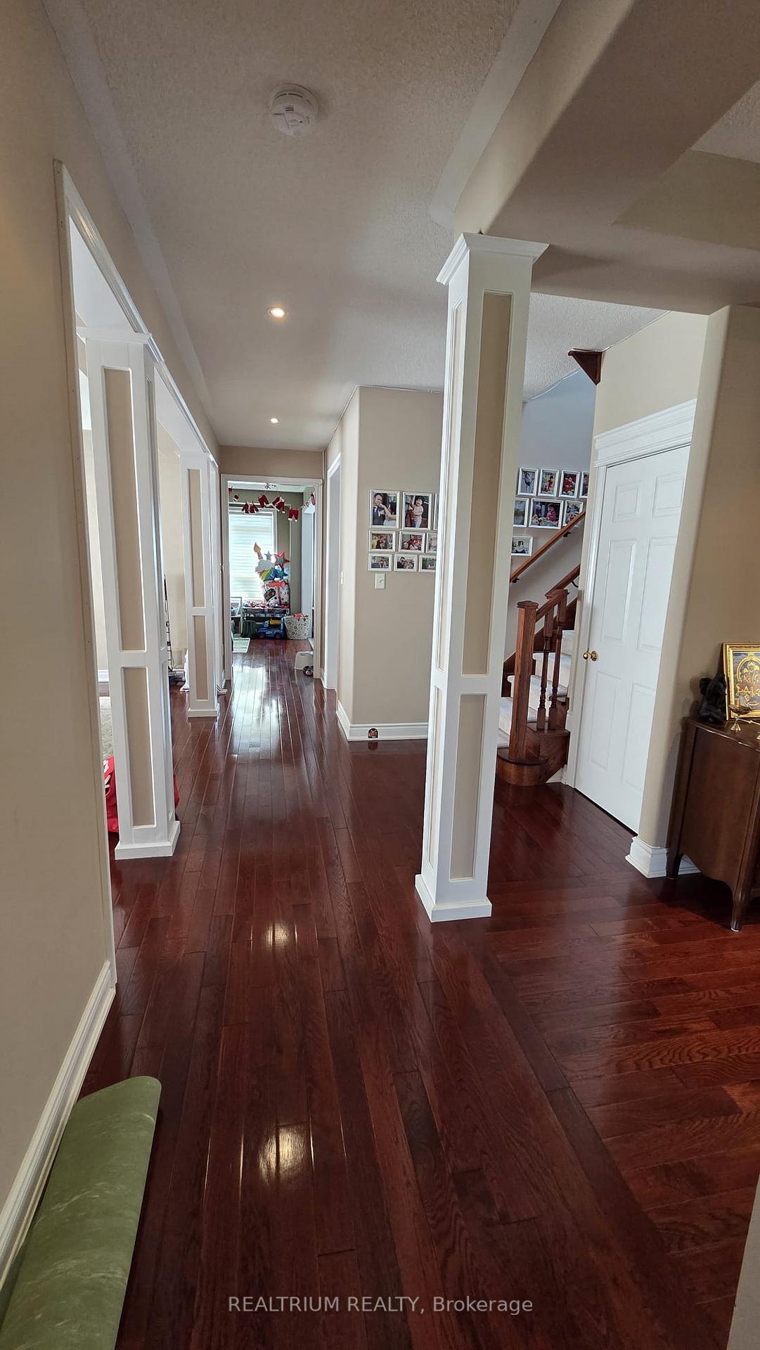 Photo 3 of 63 Westminster Circle, Barrie, Innis-Shore — HOMEH