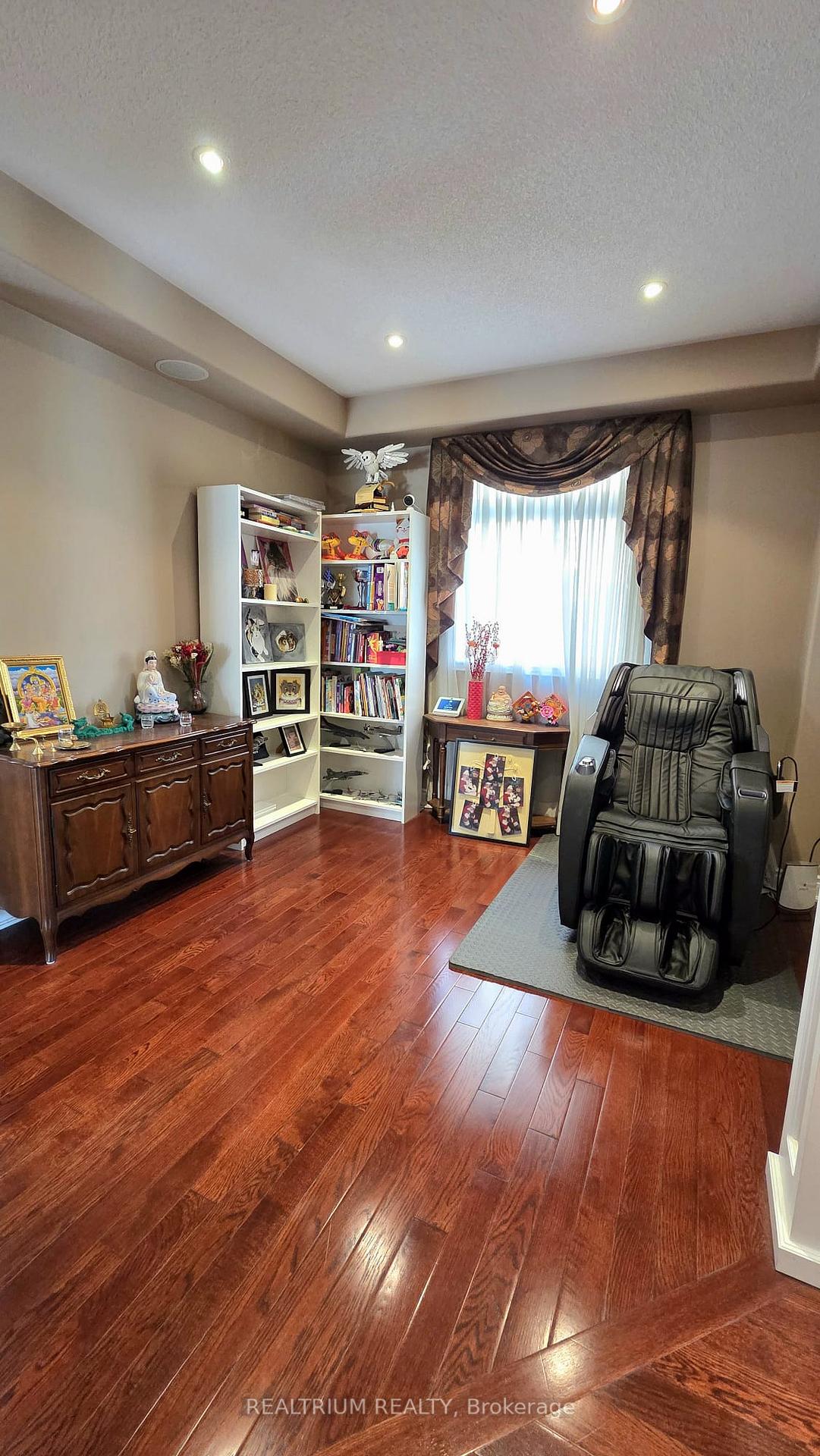 Photo 4 of 63 Westminster Circle, Barrie, Innis-Shore — HOMEH