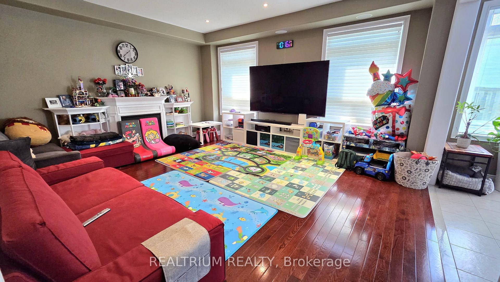Photo 8 of 63 Westminster Circle, Barrie, Innis-Shore — HOMEH