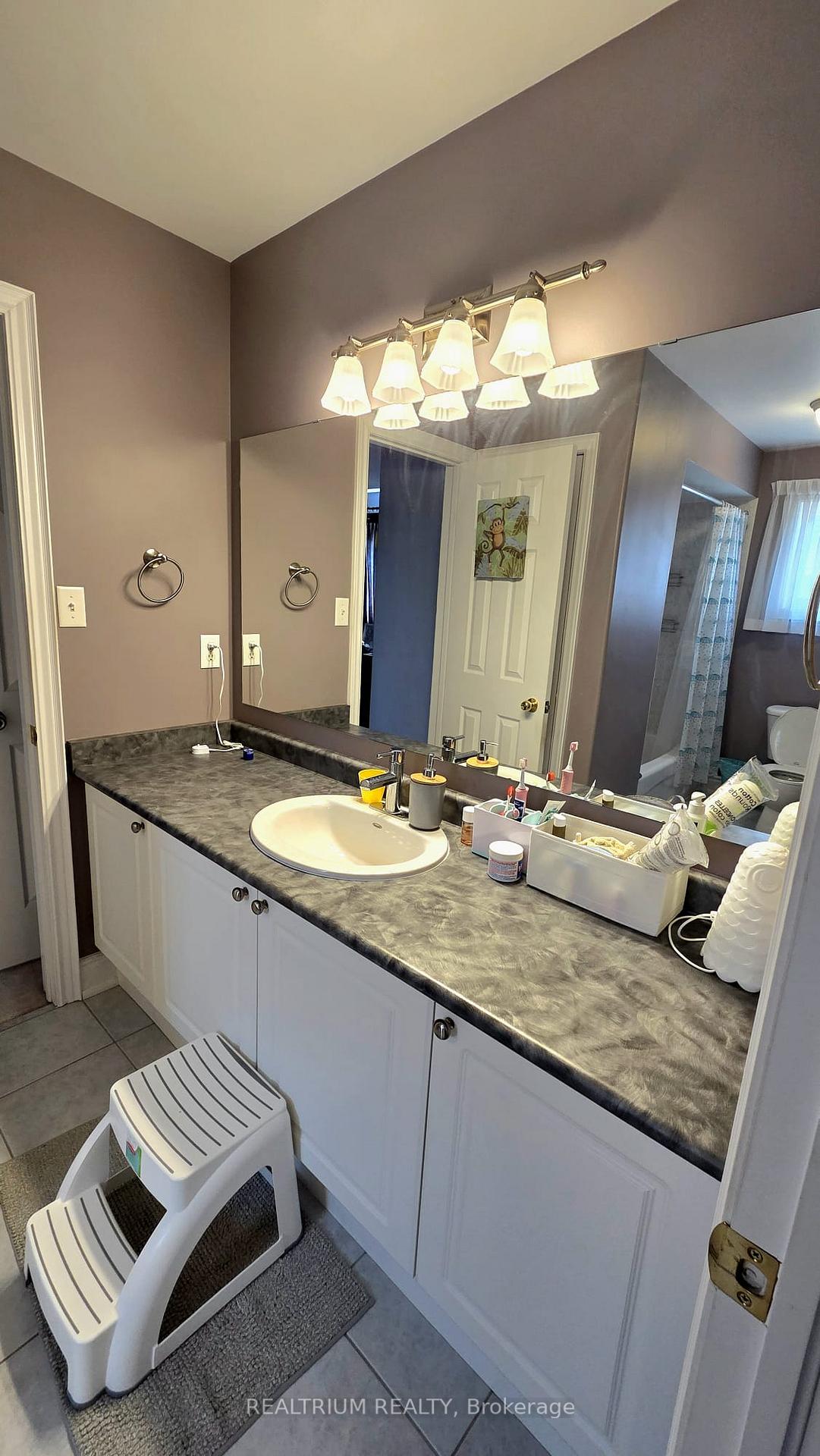 Photo 18 of 63 Westminster Circle, Barrie, Innis-Shore — HOMEH