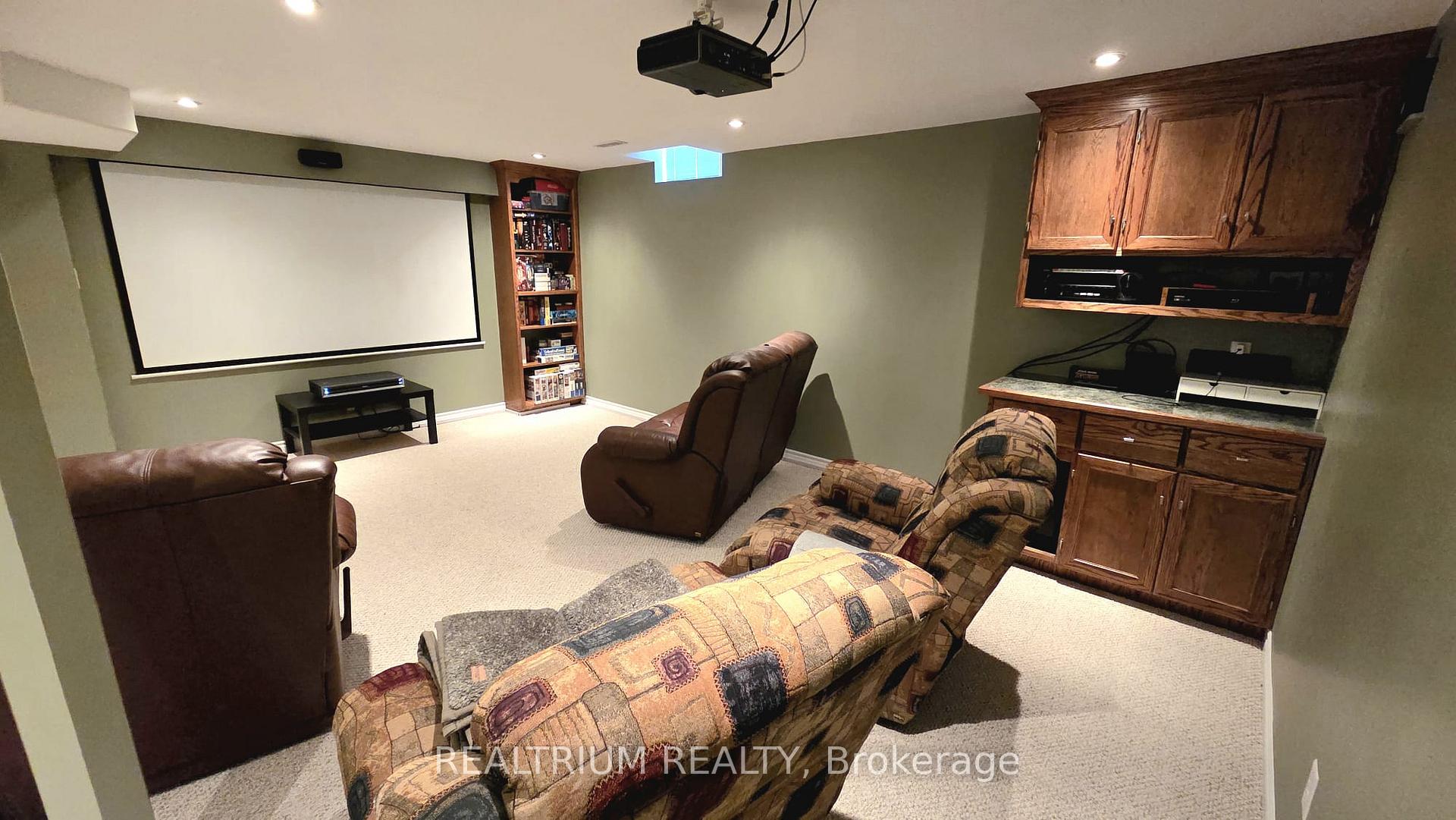 Photo 23 of 63 Westminster Circle, Barrie, Innis-Shore — HOMEH