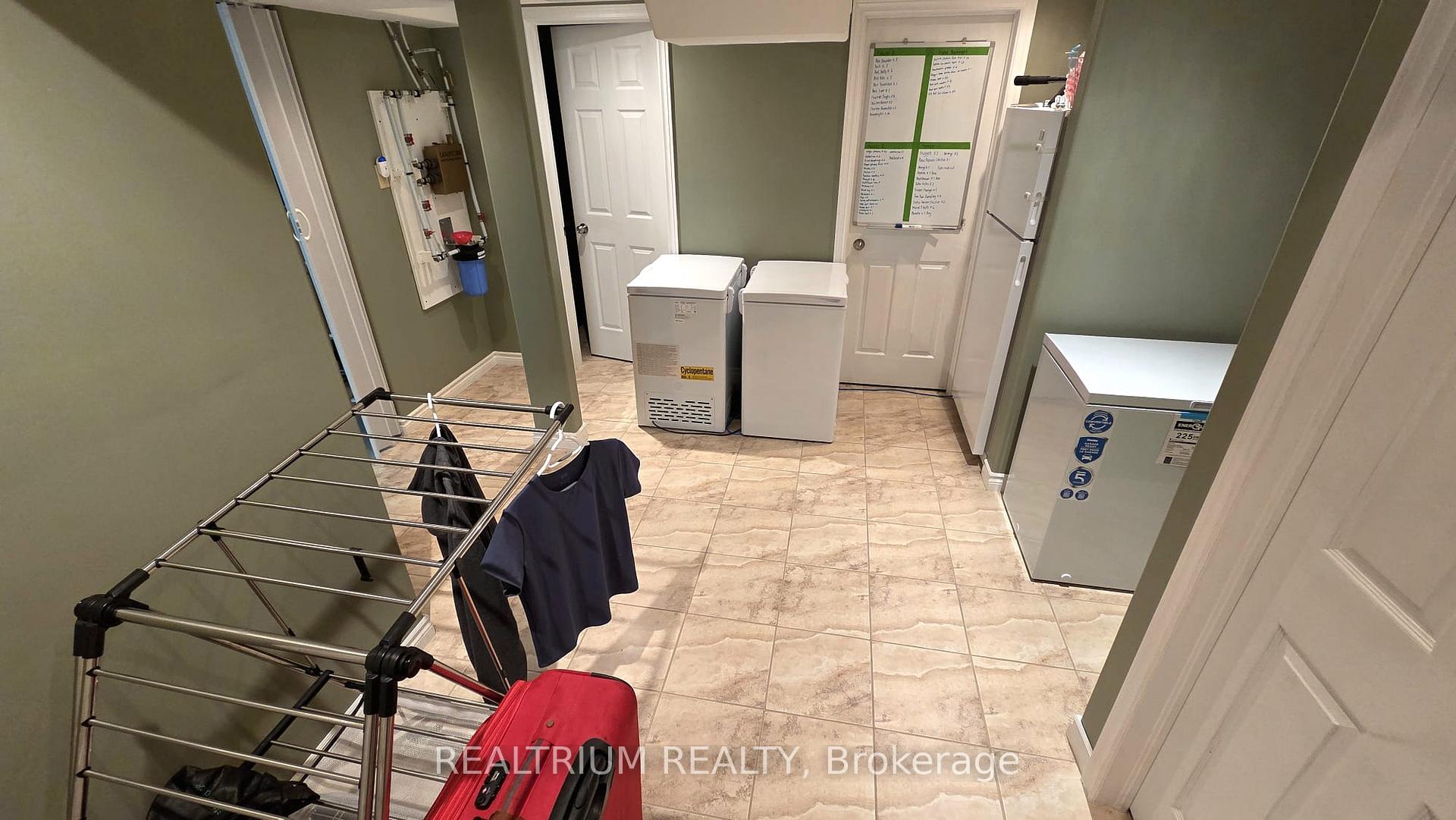 Photo 27 of 63 Westminster Circle, Barrie, Innis-Shore — HOMEH