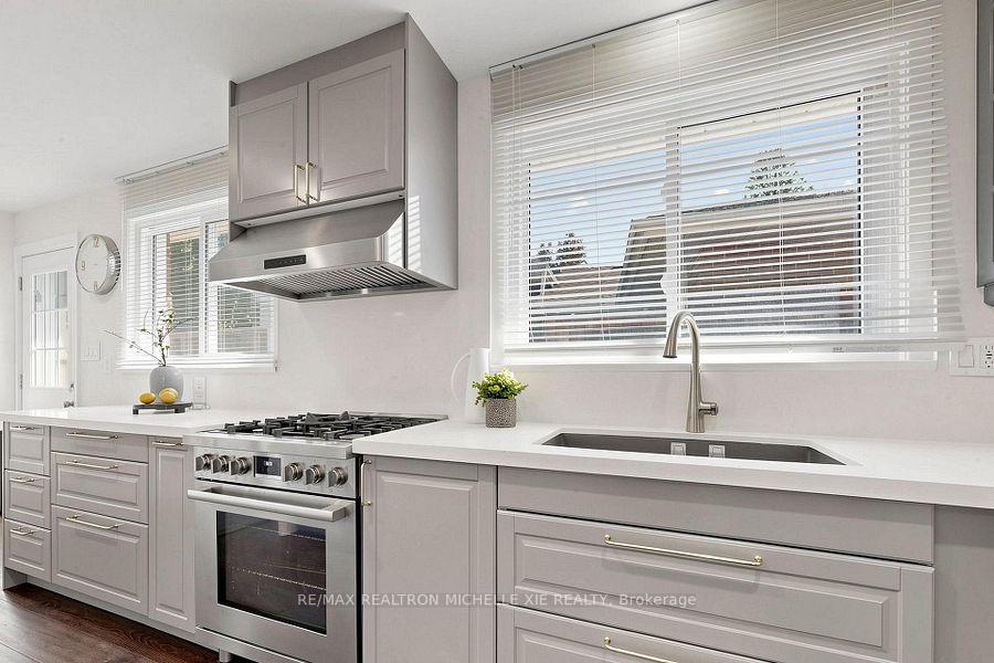 Photo 16 of 8 Meadowglade Crescent, North York, Henry Farm — HOMEH