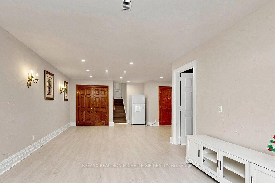 Photo 37 of 8 Meadowglade Crescent, North York, Henry Farm — HOMEH