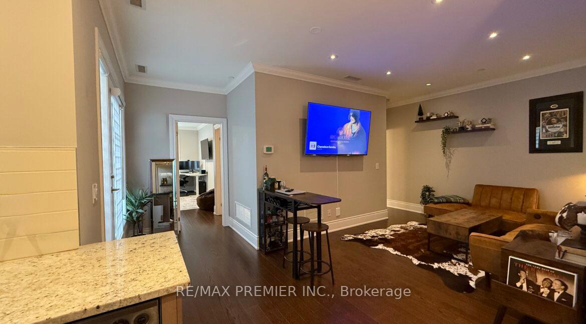 Photo 4 of Unit 212, 10360 Islington Avenue, Vaughan, Kleinburg — HOMEH