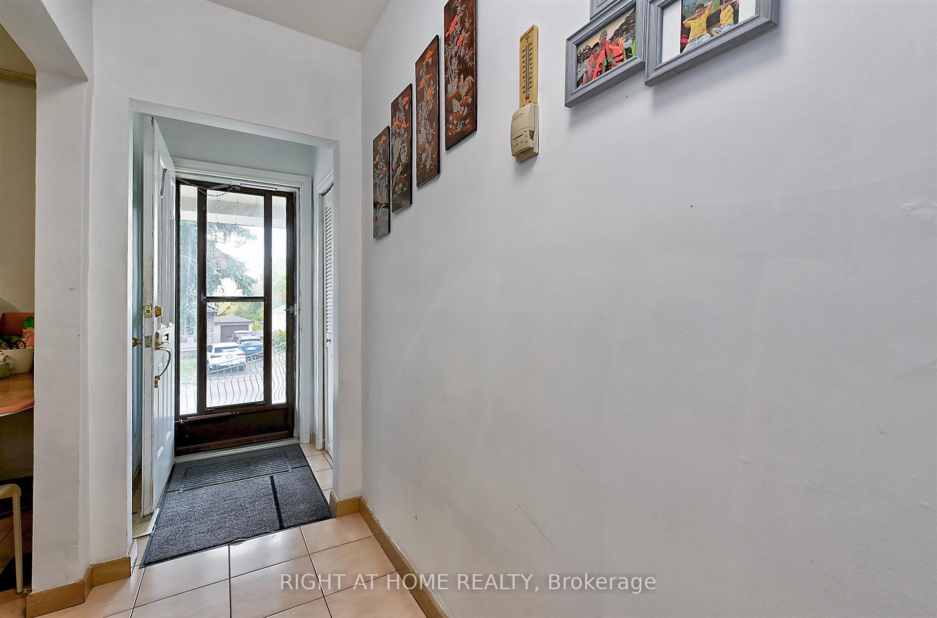 Photo 3 of 34 William Cragg Drive, North York, Downsview-Roding-CFB — HOMEH