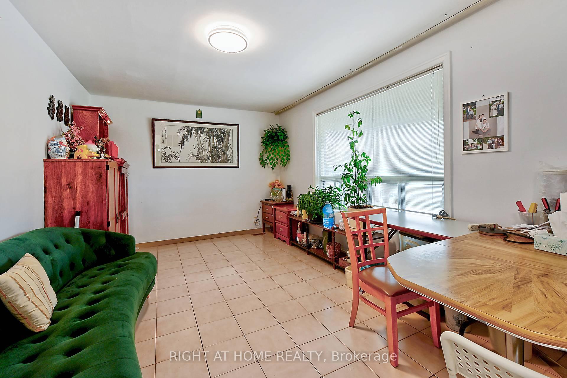 Photo 4 of 34 William Cragg Drive, North York, Downsview-Roding-CFB — HOMEH