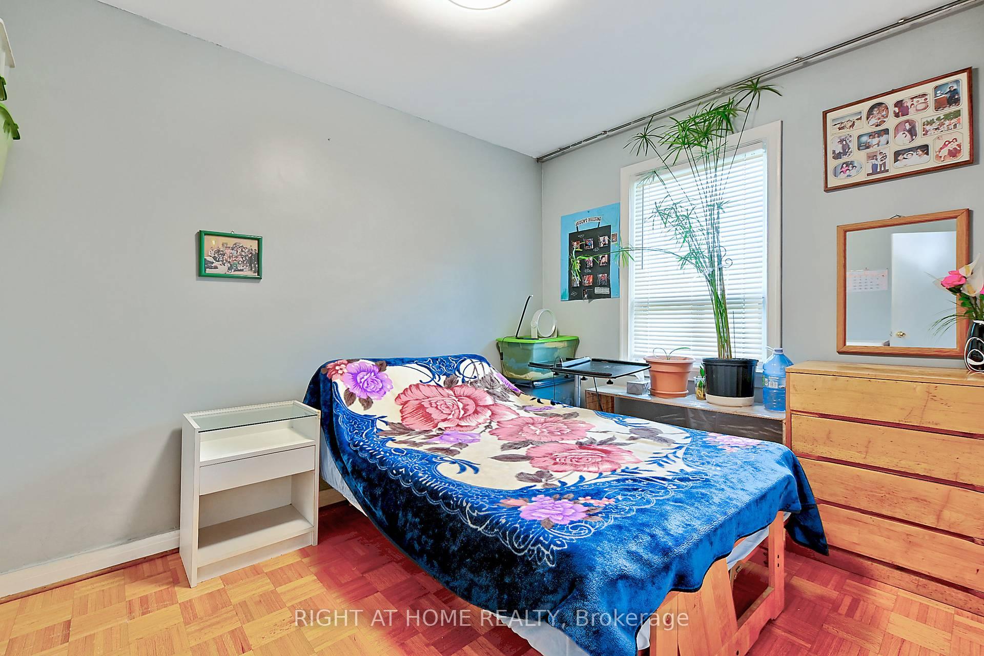 Photo 5 of 34 William Cragg Drive, North York, Downsview-Roding-CFB — HOMEH