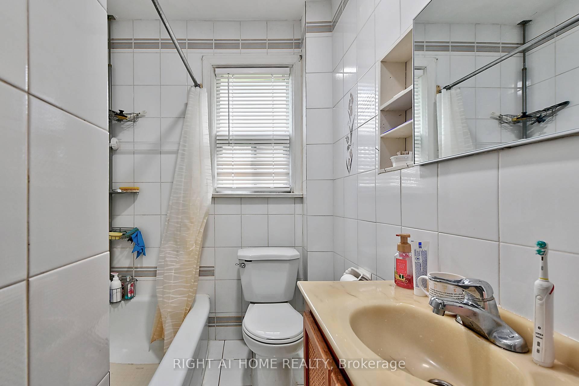 Photo 6 of 34 William Cragg Drive, North York, Downsview-Roding-CFB — HOMEH