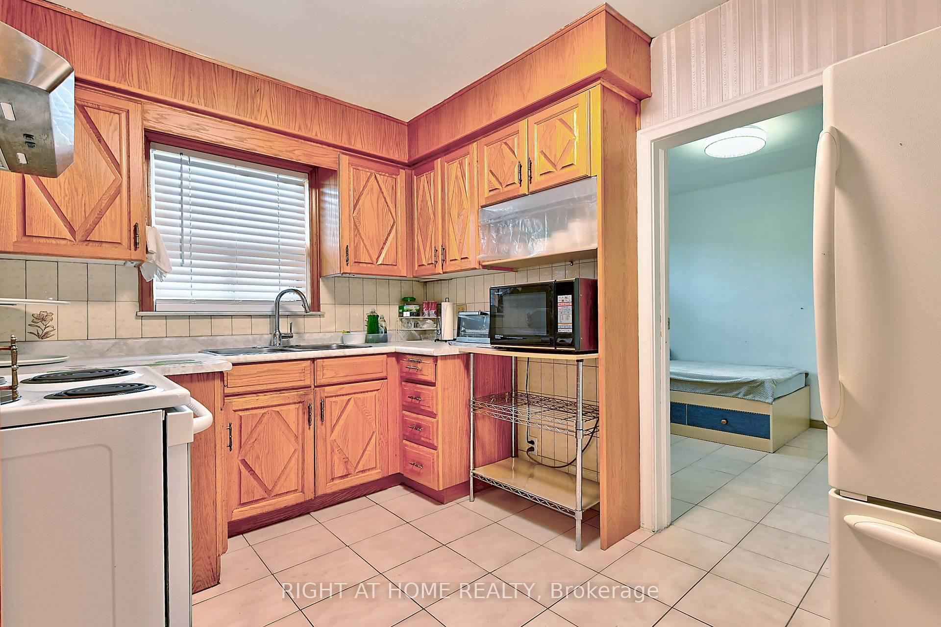 Photo 7 of 34 William Cragg Drive, North York, Downsview-Roding-CFB — HOMEH
